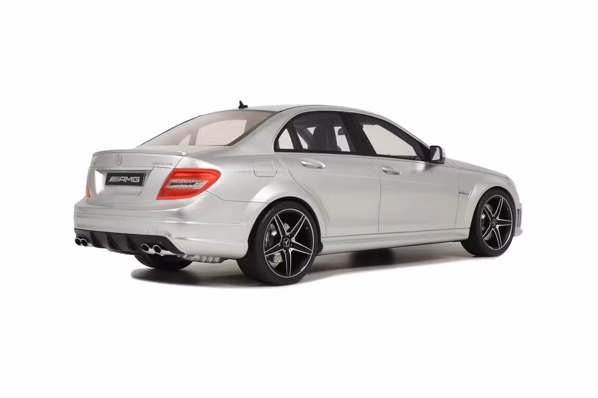 Skala 1/18 MERCEDES-BENZ C63 AMG SILVER (GT462) fr GT Spirit