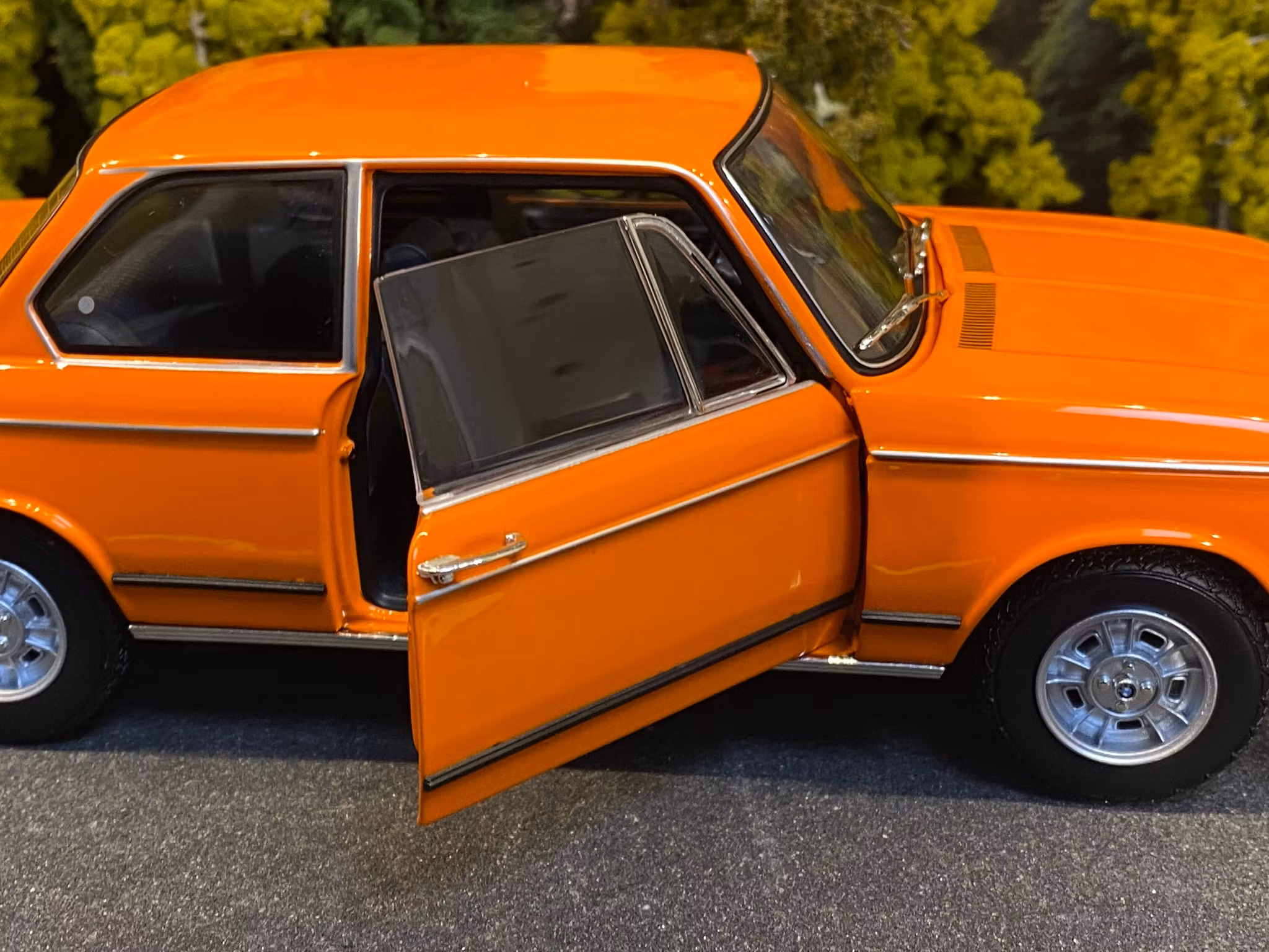 Skala 1/18 BMW 2002 tii, Orange (08543P) fr Kyosho