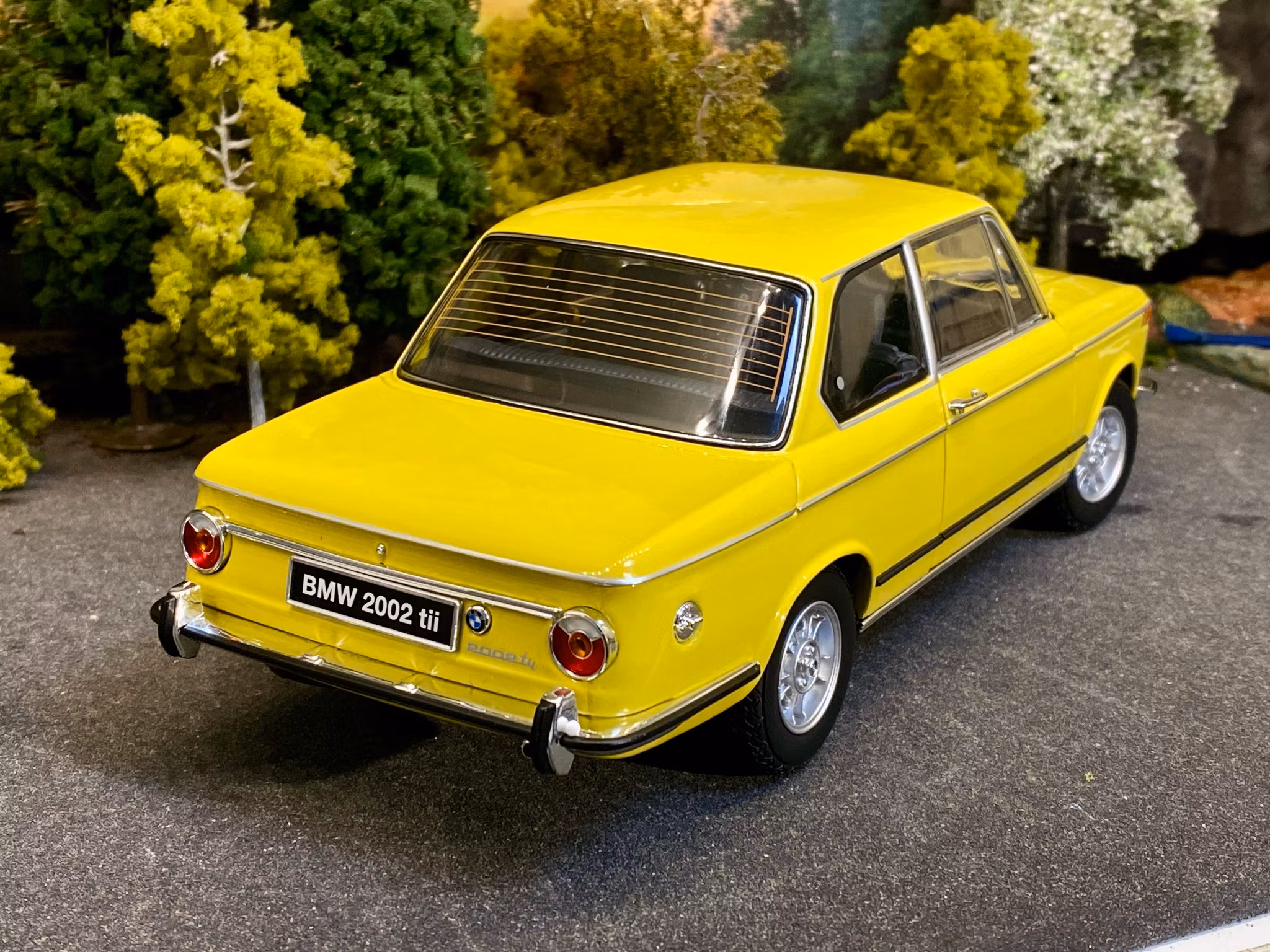 Skala 1/18 BMW 2002 tii, Yellow (08543GF) fr Kyosho