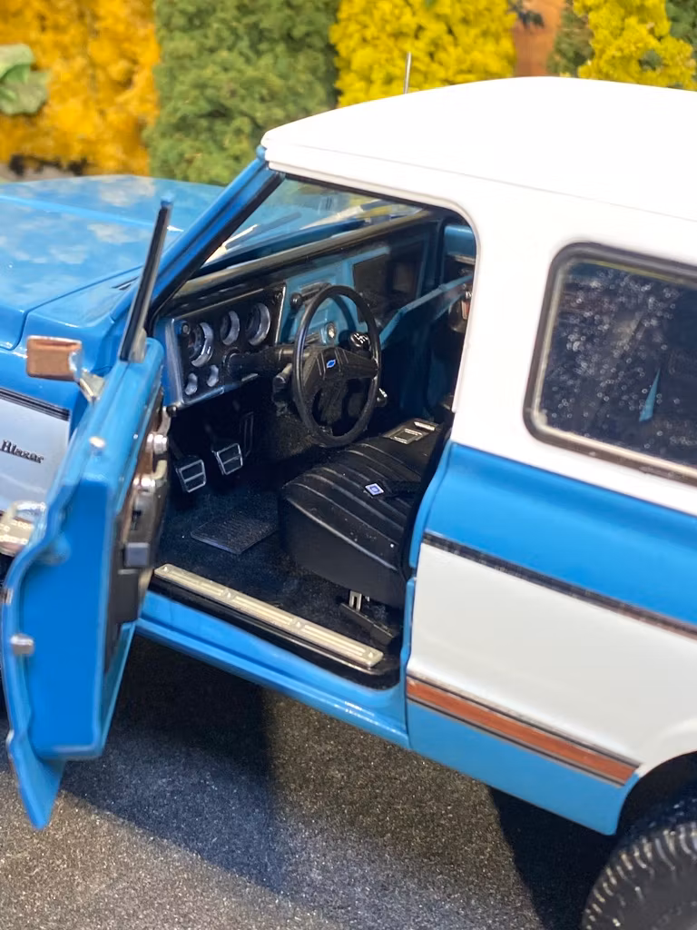 Skala 1/18 1972 Chevrolet K5 Blazer, Blue/white removable roof fr Acme