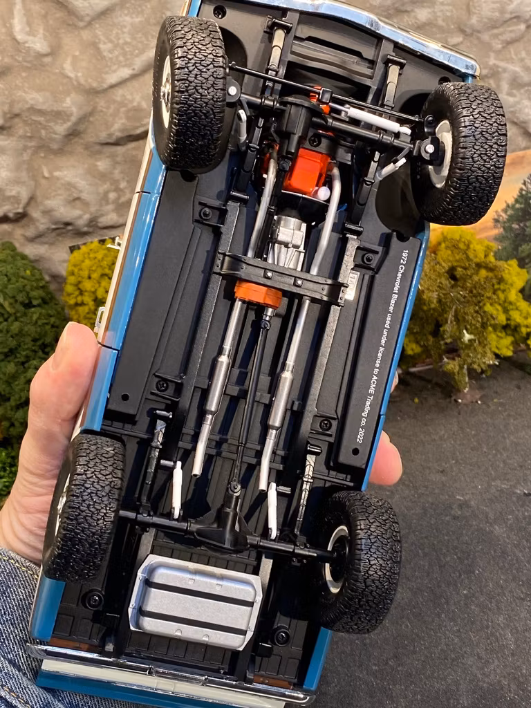 Skala 1/18 1972 Chevrolet K5 Blazer, Blue/white removable roof fr Acme