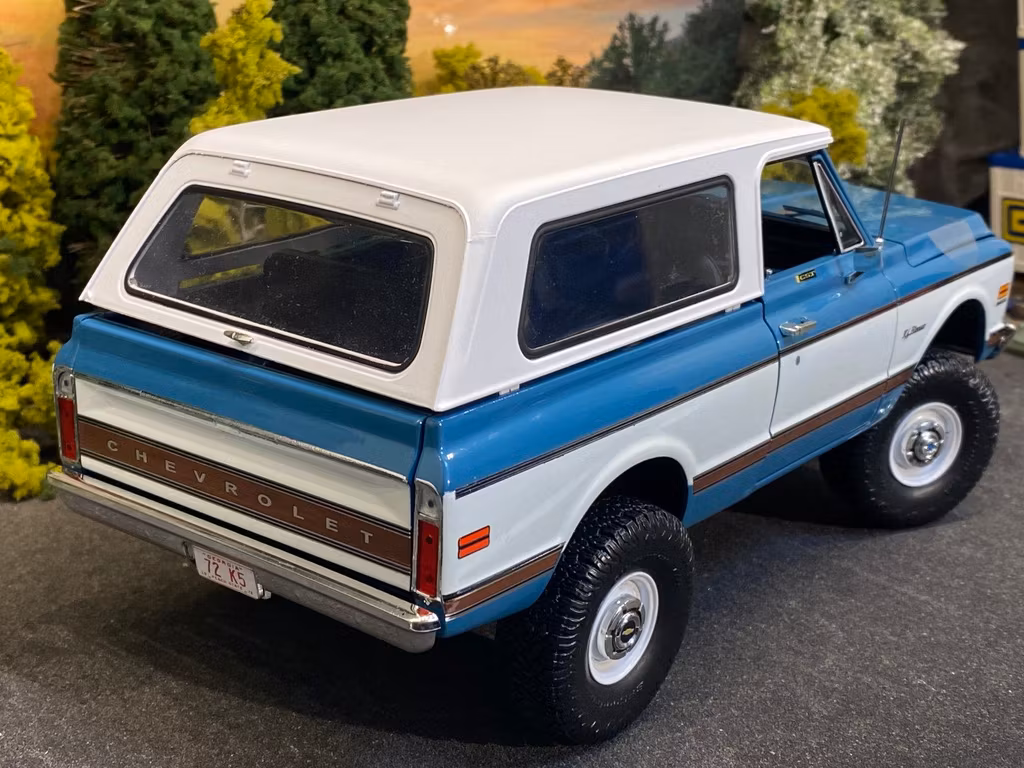 Skala 1/18 1972 Chevrolet K5 Blazer, Blue/white removable roof fr Acme