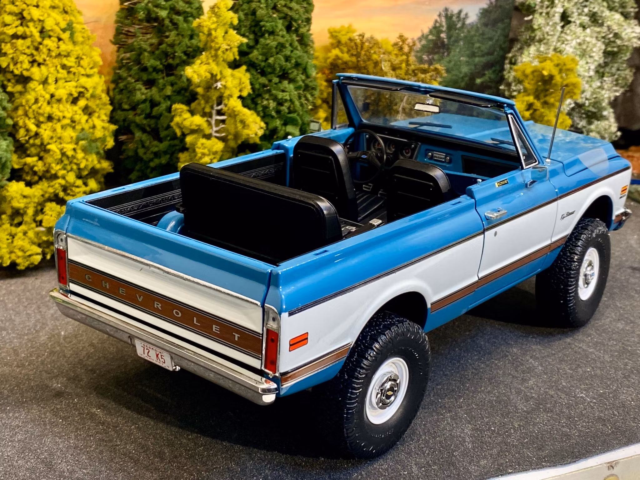 Skala 1/18 1972 Chevrolet K5 Blazer, Blue/white removable roof fr Acme