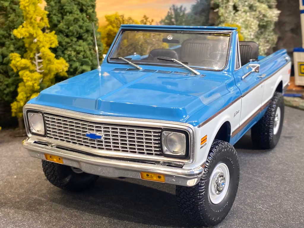 Skala 1/18 1972 Chevrolet K5 Blazer, Blue/white removable roof fr Acme
