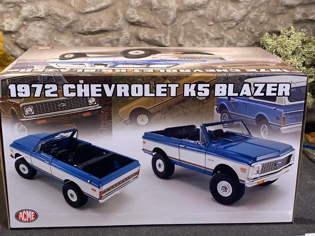 Skala 1/18 1972 Chevrolet K5 Blazer, Blue/white removable roof fr Acme