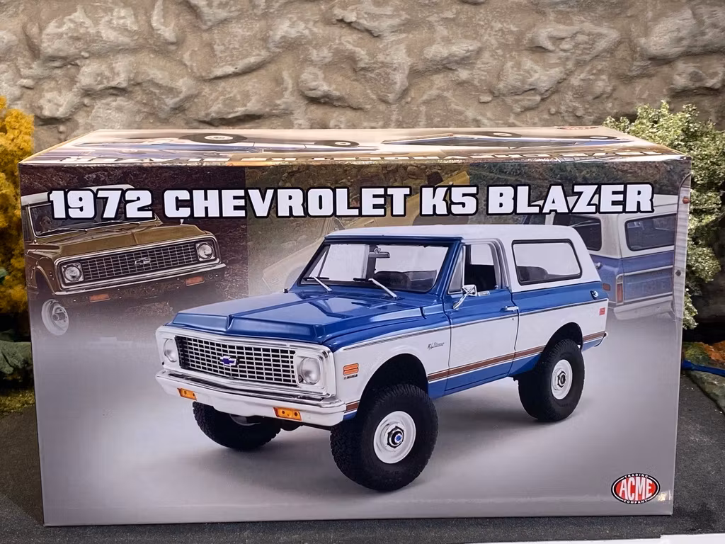 Skala 1/18 1972 Chevrolet K5 Blazer, Blue/white removable roof fr Acme