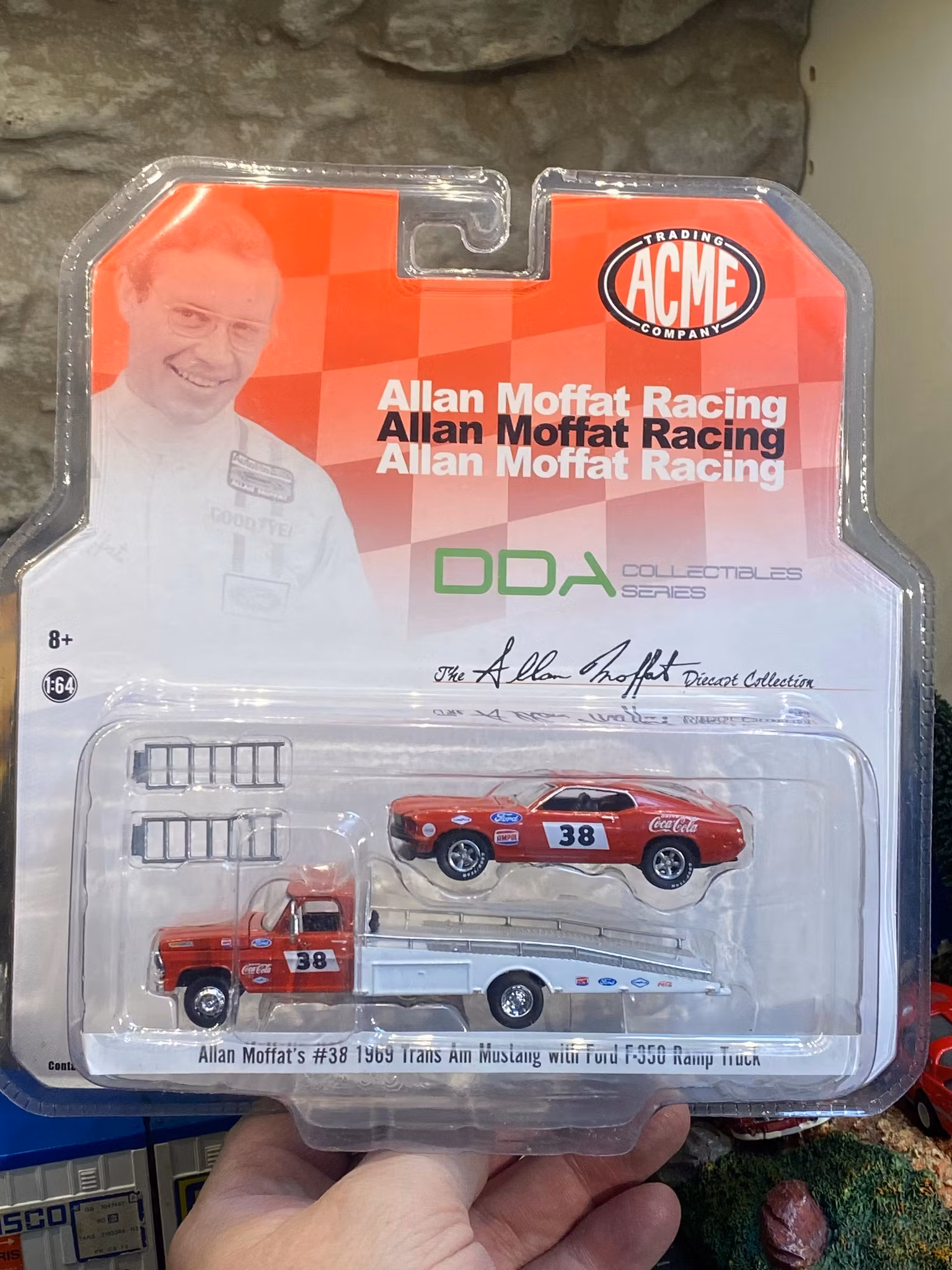 Skala 1/64 Allan Moffat's #38 Trans Am Mustang + F-350 ramp truck fr ACME