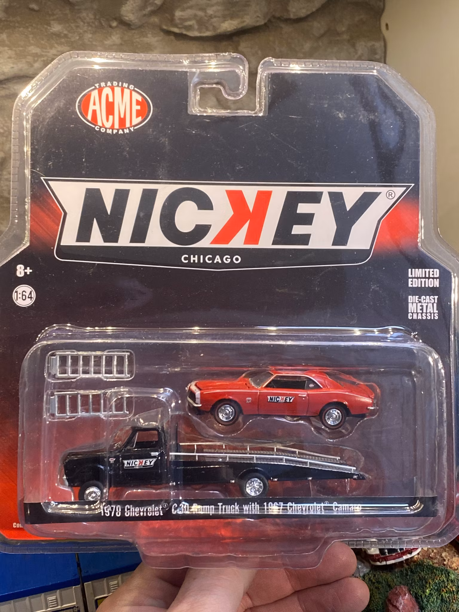 Skala 1/64 Chevrolet C-30 ramp truck w 1967 Chevrolet Camaro fr ACME