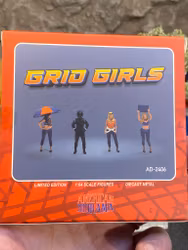 Skala 1/64 - 4 Figures + Umbrella  "Grid Girls" fr American Diorama