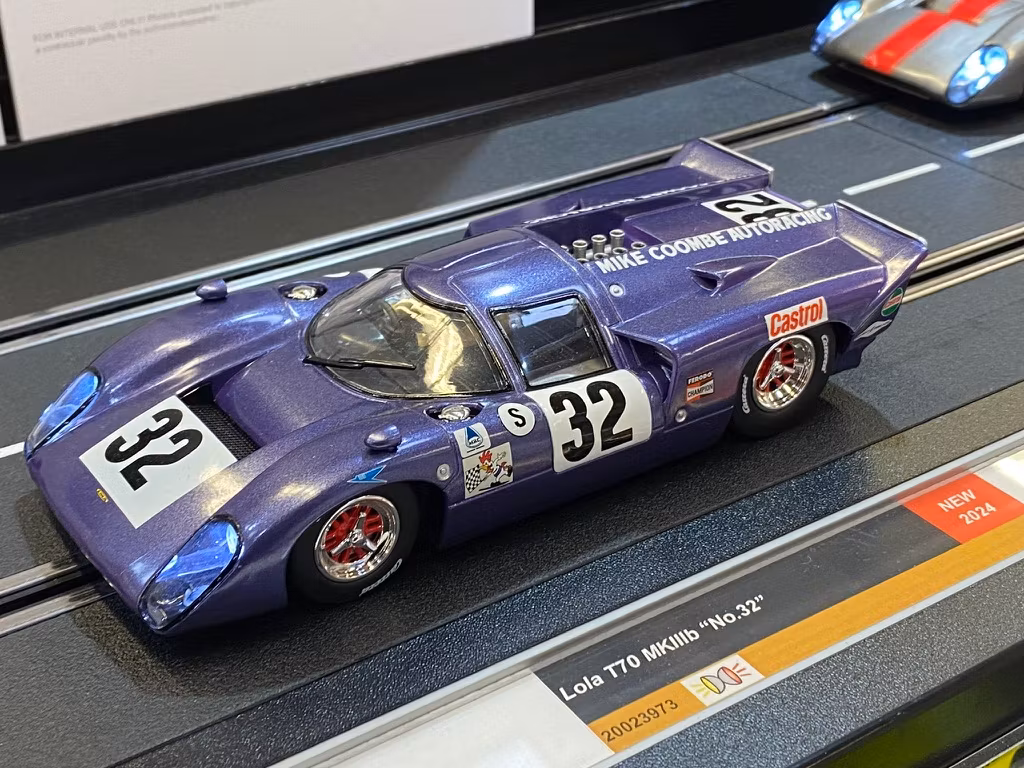 Skala 1/24 Digital/An. slot car fr Carrera: Lola T70 MKIIIb 'No.32'