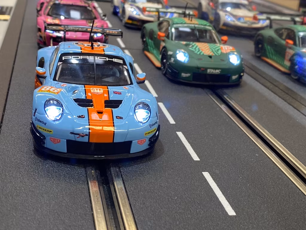 Skala 1/32 Digital/Analog slotcar fr Carrera: Porsche 911 RSR "Gulf Racing, Mike Wainwright, No.86", Silverstone 2018