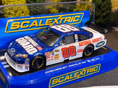 Skala 1/32 An. Slot Car fr Scalextric: NASCAR Chevrolet Impala SS #88 - Dale Earndhart Jr ( National Guard)