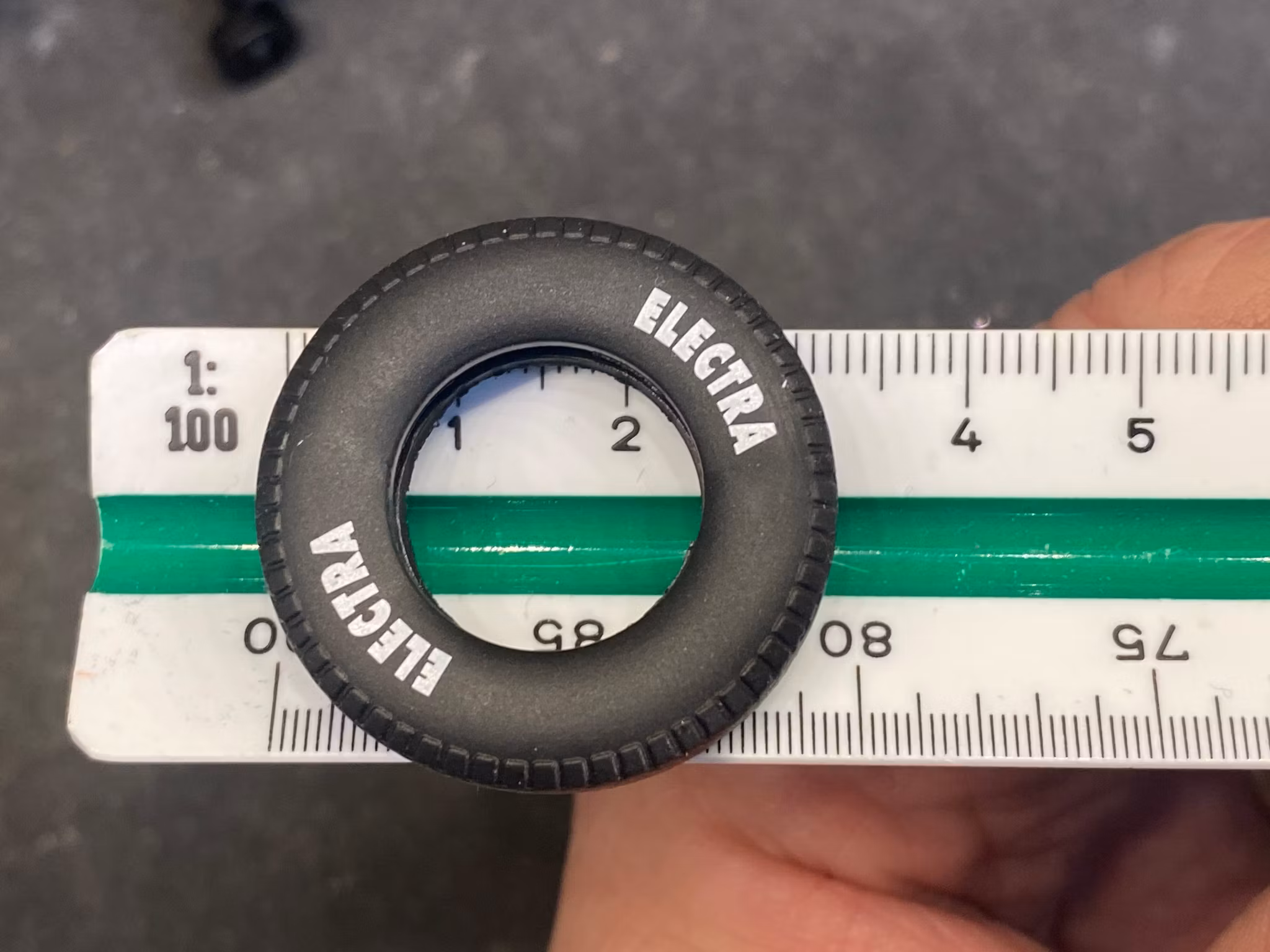 Skala 1/18 (1/34) Tire Rack - SET of 16 WHEELS & Stand fr 1st Gear (99-0129)