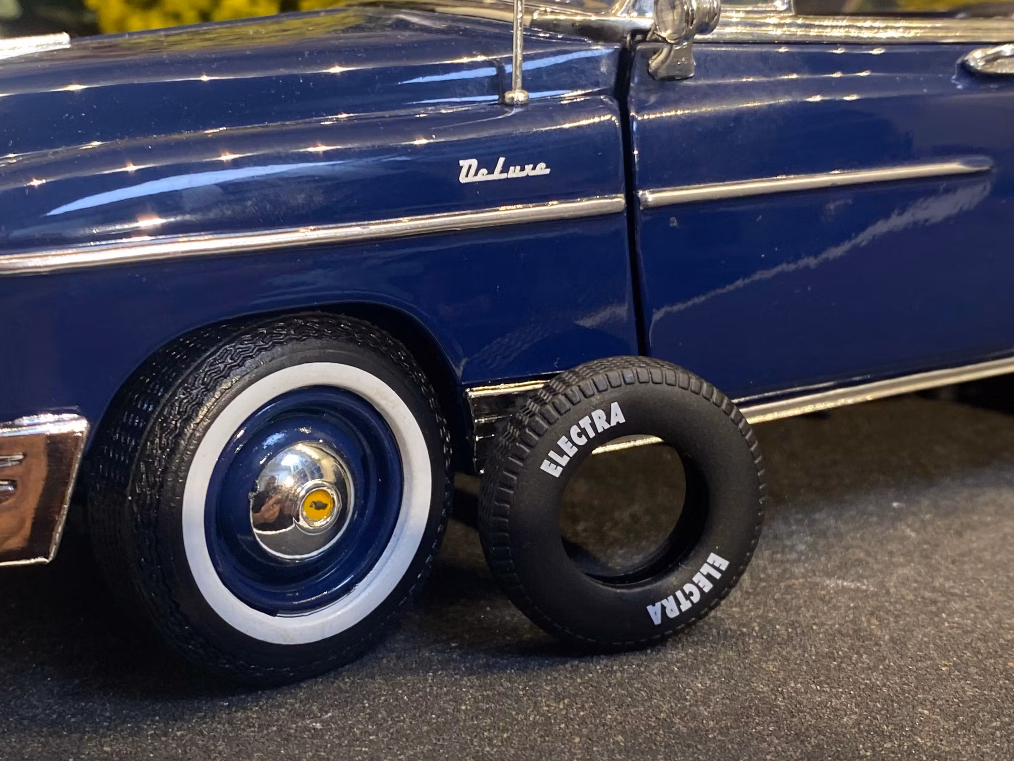 Skala 1/18 (1/34) Tire Rack - SET of 16 WHEELS & Stand fr 1st Gear (99-0129)