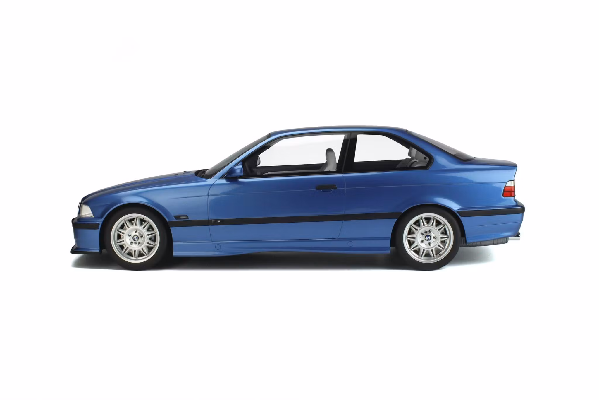 Skala 1/8 BMW M3 (E36) 3.2L Coupe, Blue, incl. Show case fr GT-Spirit (GTS801001)