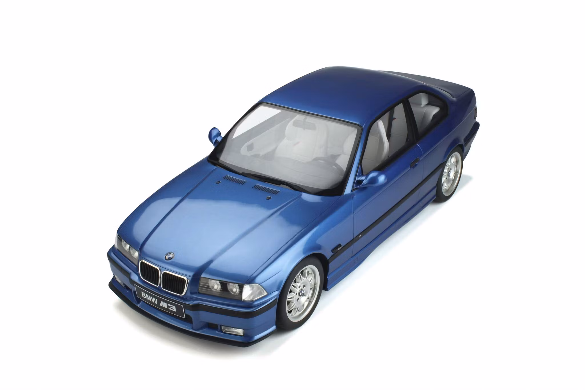 Skala 1/8 BMW M3 (E36) 3.2L Coupe, Blue, incl. Show case fr GT-Spirit (GTS801001)