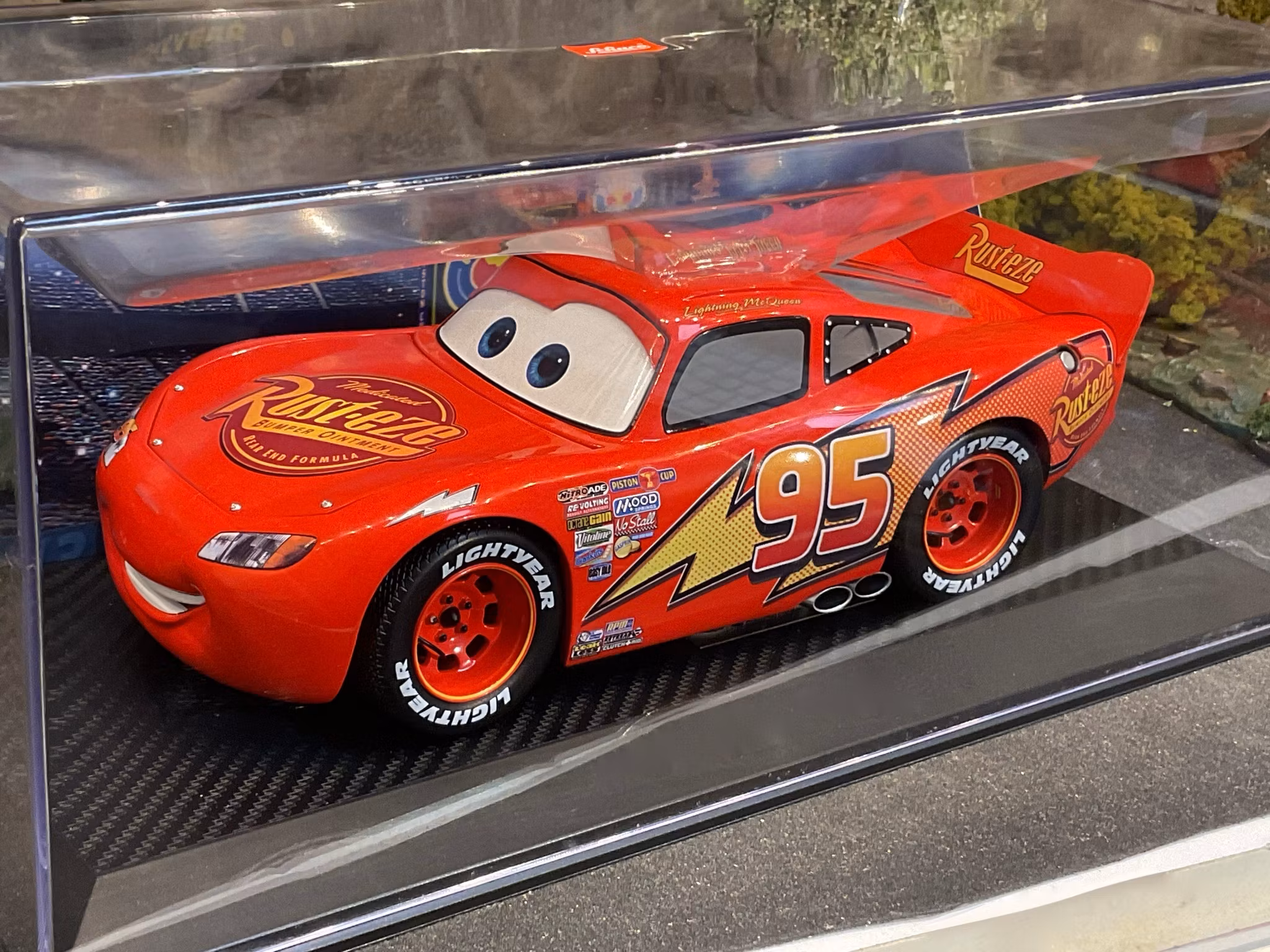 Skala 1/18 Lightning/Blixten McQueen - Disney Pixar CARS fr Schuco