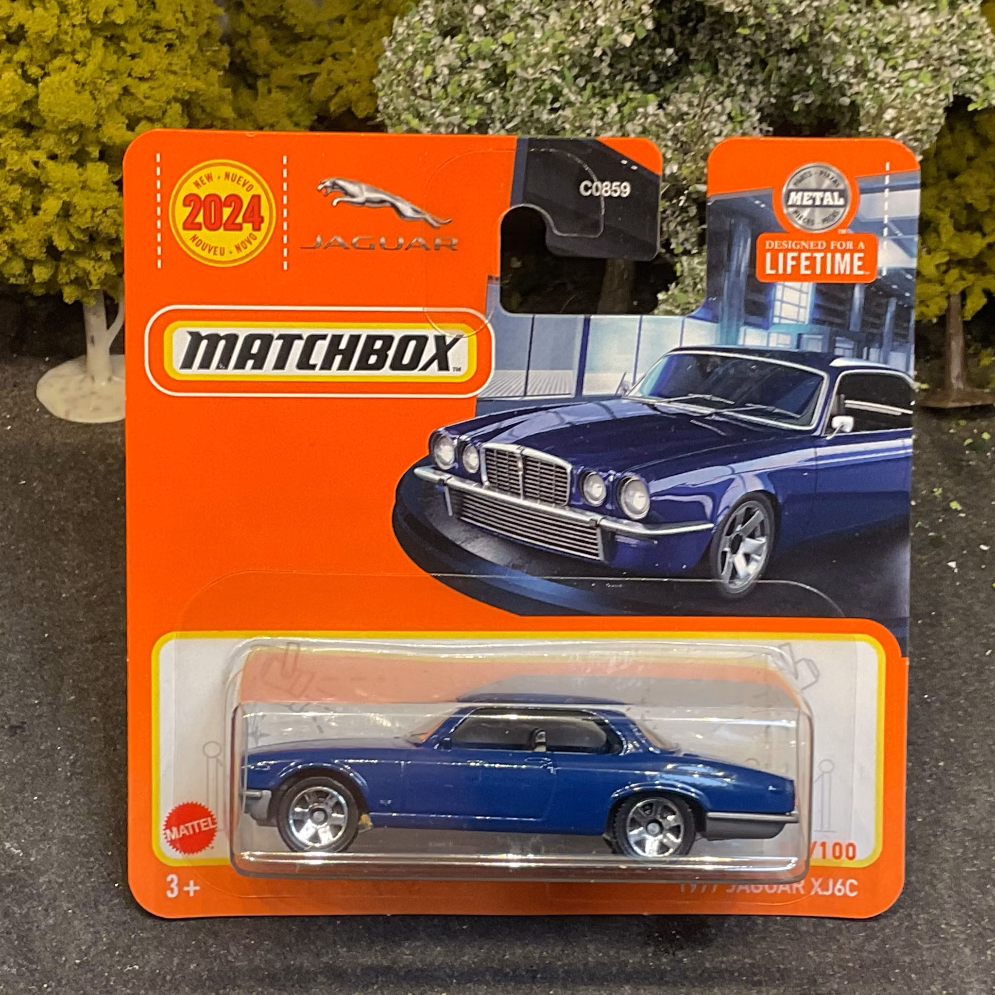 Skala 1/64 Matchbox "2024 series": 1977 Jaguar XJ6 Coupe