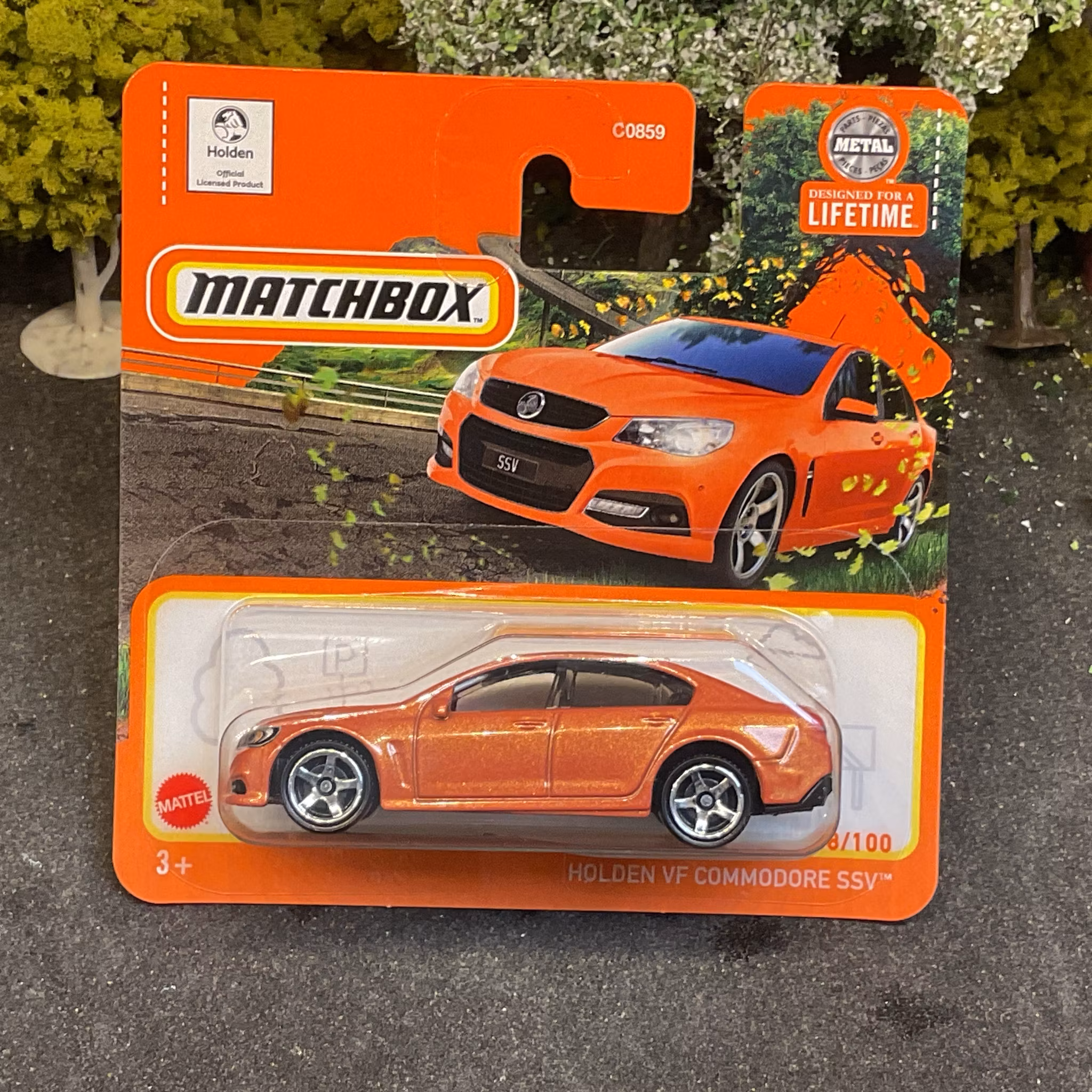 Skala 1/64 Matchbox "Lifetime": Holden VF Commodre SSV, Orange
