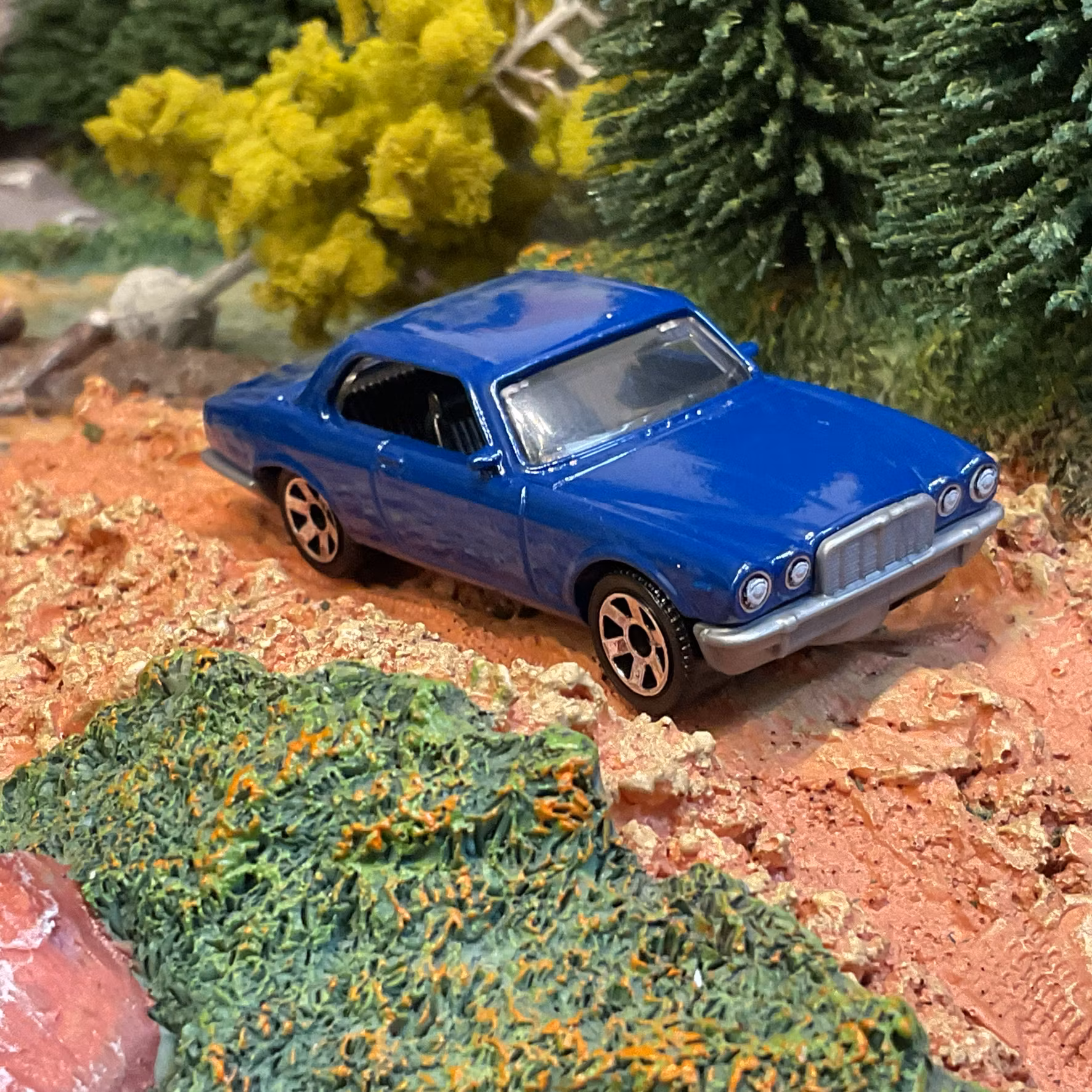 Skala 1/64 Matchbox "2024 series": 1977 Jaguar XJ6 Coupe