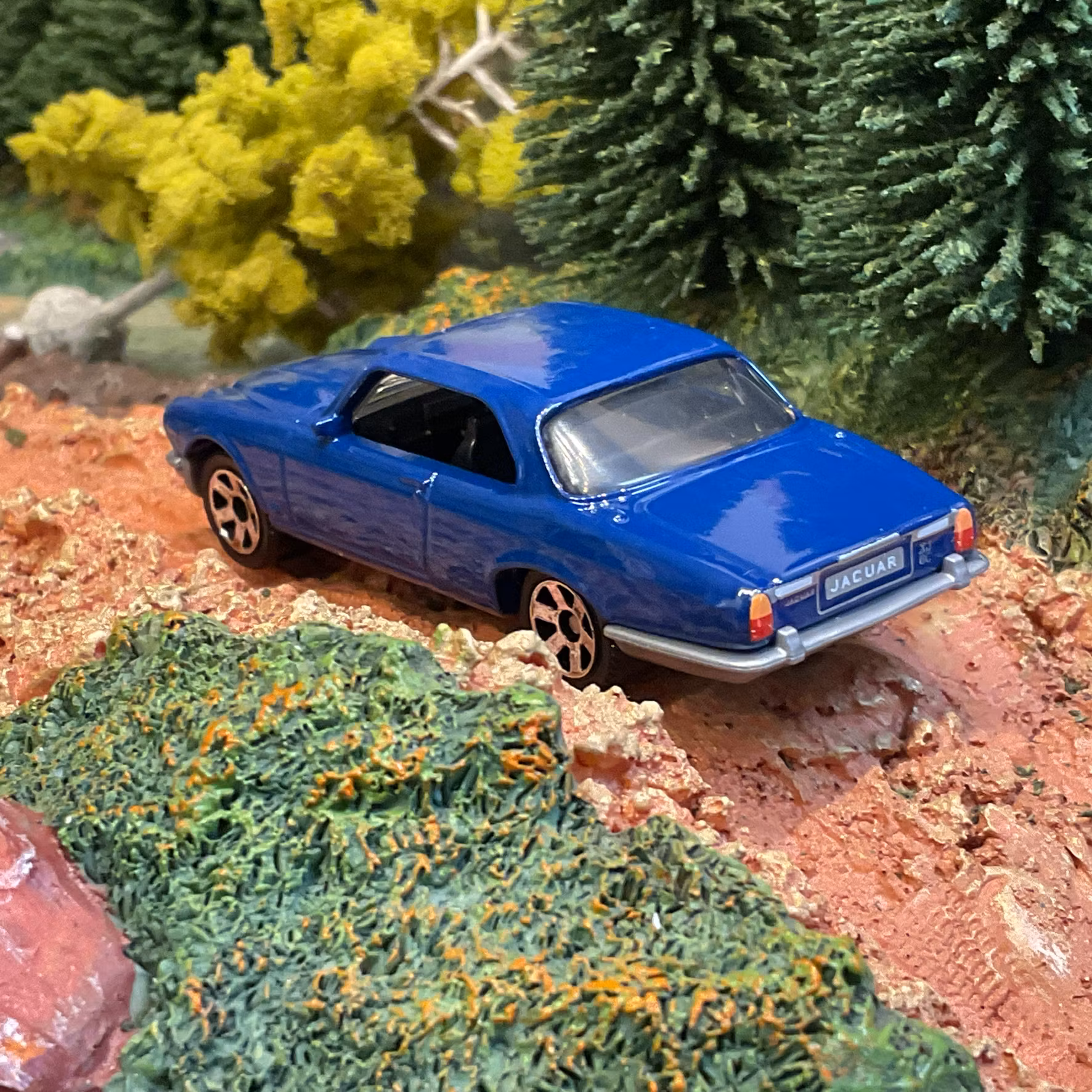 Skala 1/64 Matchbox "2024 series": 1977 Jaguar XJ6 Coupe