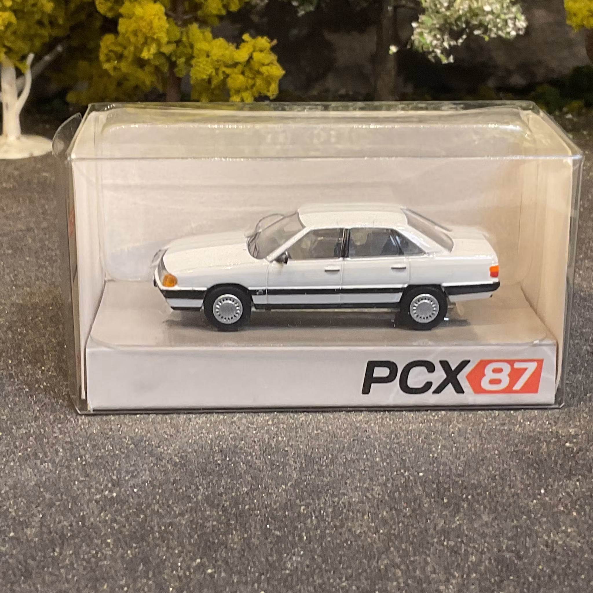 Skala 1/87 - Audi 100 (C3), White fr PCX87