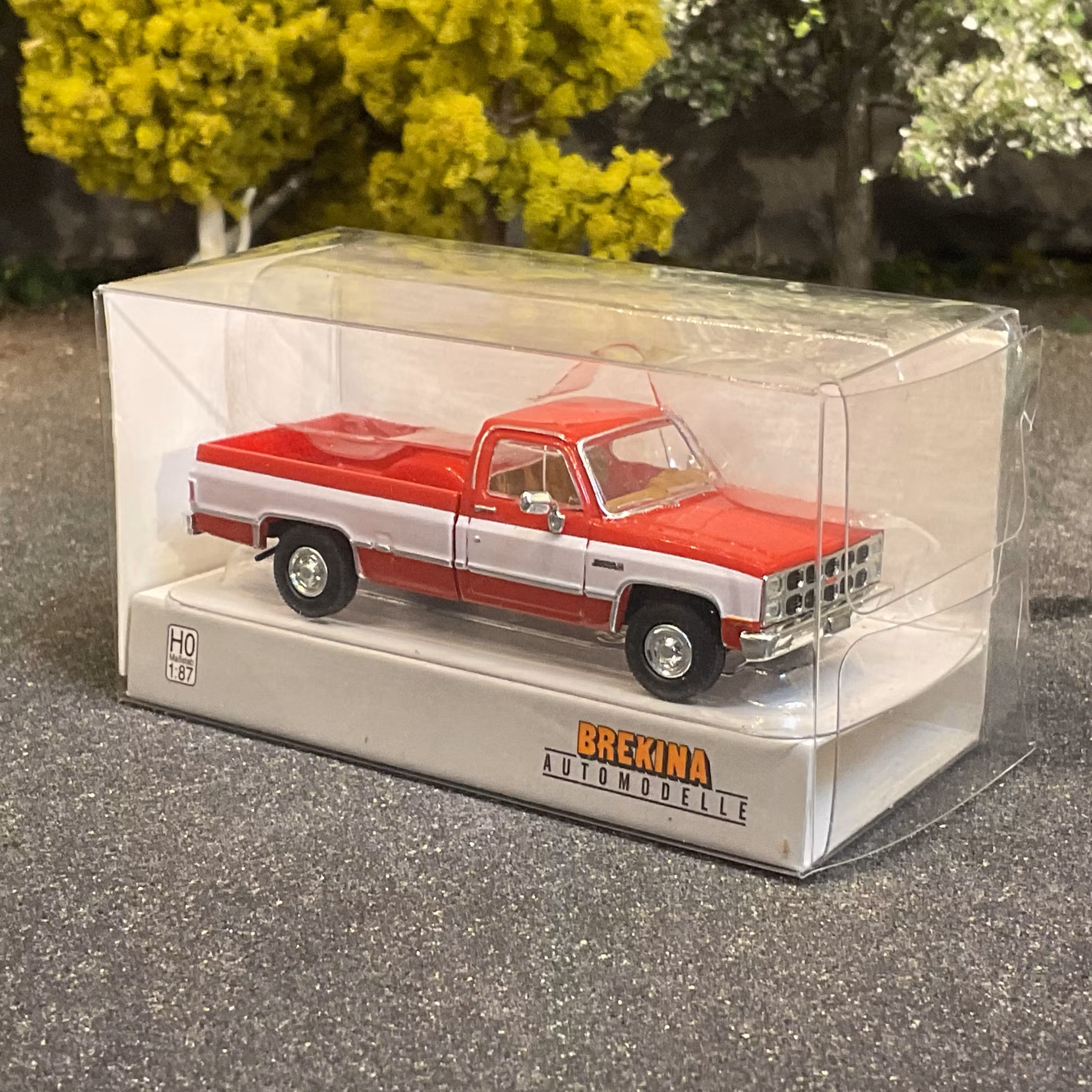 Skala 1/87 - GMC Sierra Grande, Red fr Brekina