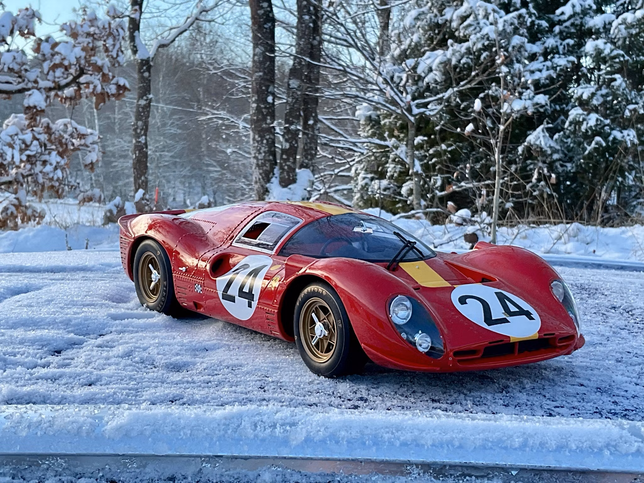 Skala 1/12 Ferrari 330 P4 #24 fr (CMR) Classic Model Replicars
