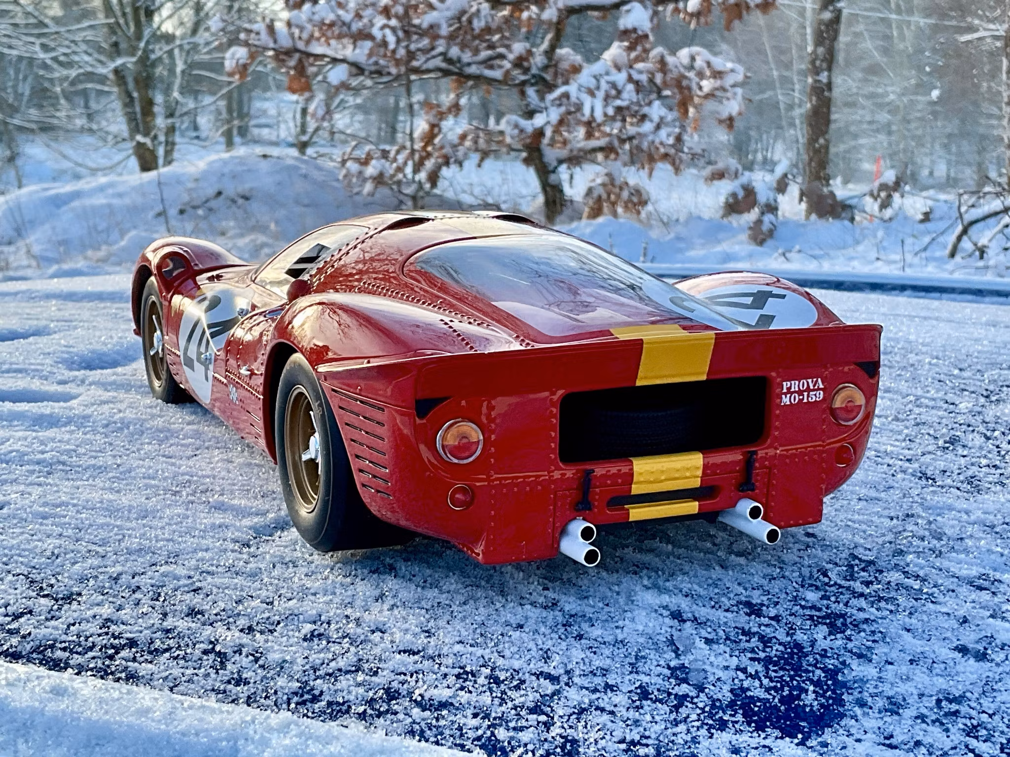 Skala 1/12 Ferrari 330 P4 #24 fr (CMR) Classic Model Replicars