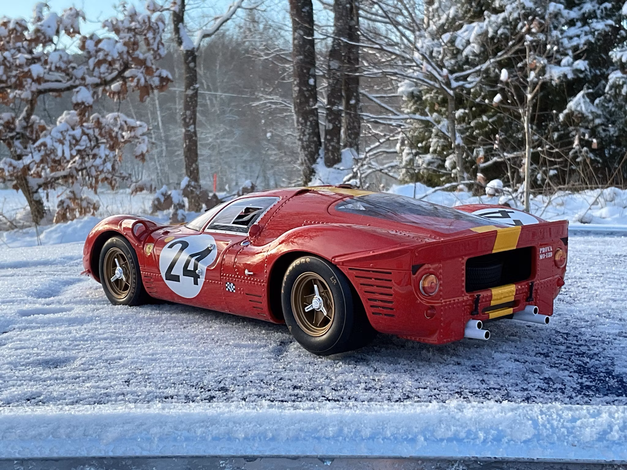 Skala 1/12 Ferrari 330 P4 #24 fr (CMR) Classic Model Replicars