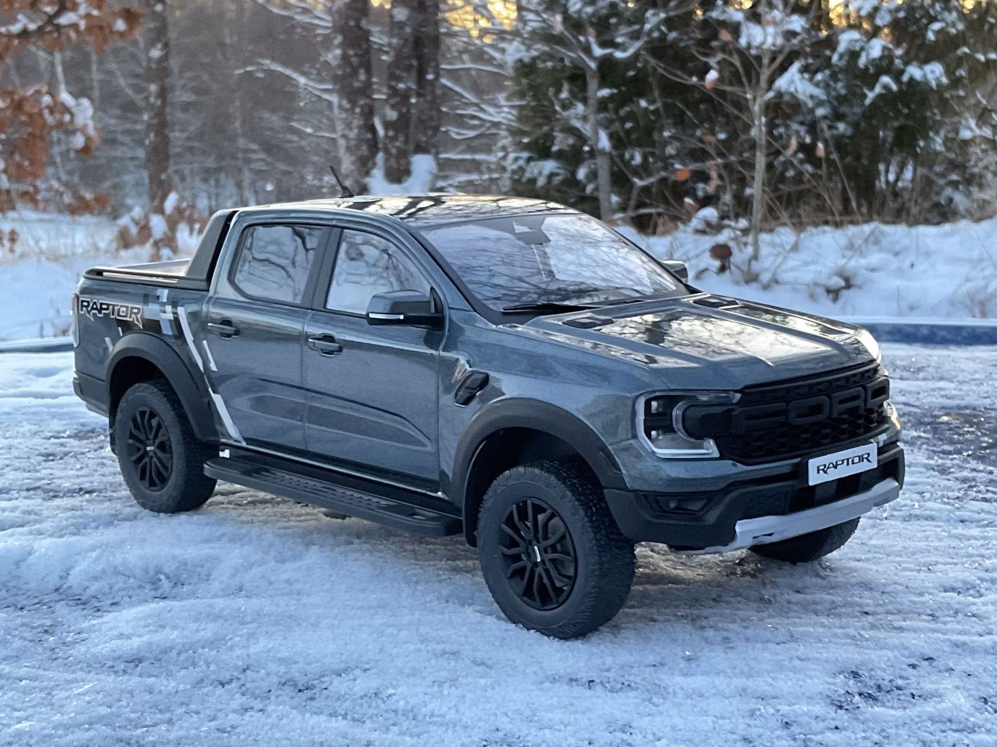 Skala 1/18 Ford Ranger Raptor, Dark grey fr MCG/Model Car Group