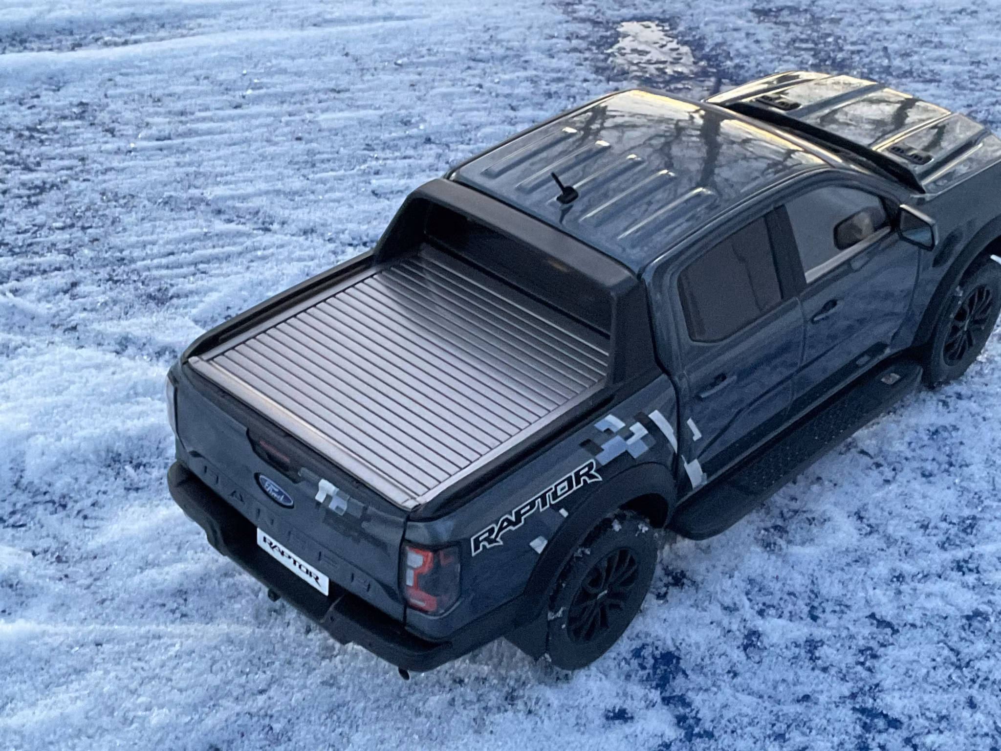 Skala 1/18 Ford Ranger Raptor, Dark grey fr MCG/Model Car Group