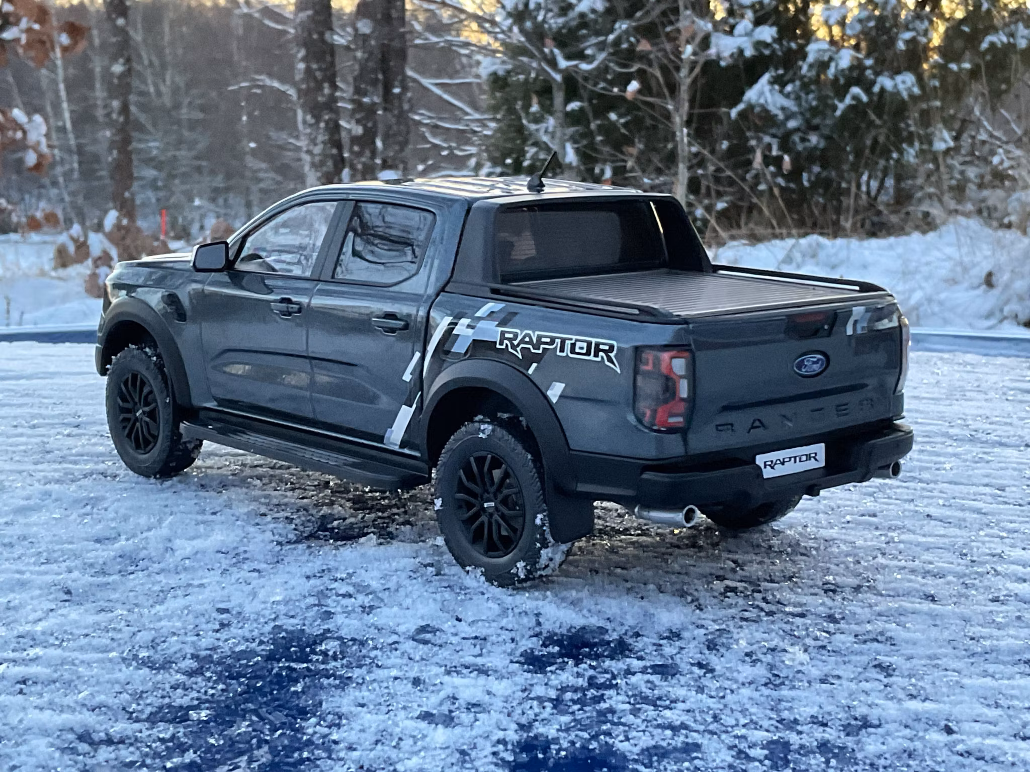 Skala 1/18 Ford Ranger Raptor, Dark grey fr MCG/Model Car Group