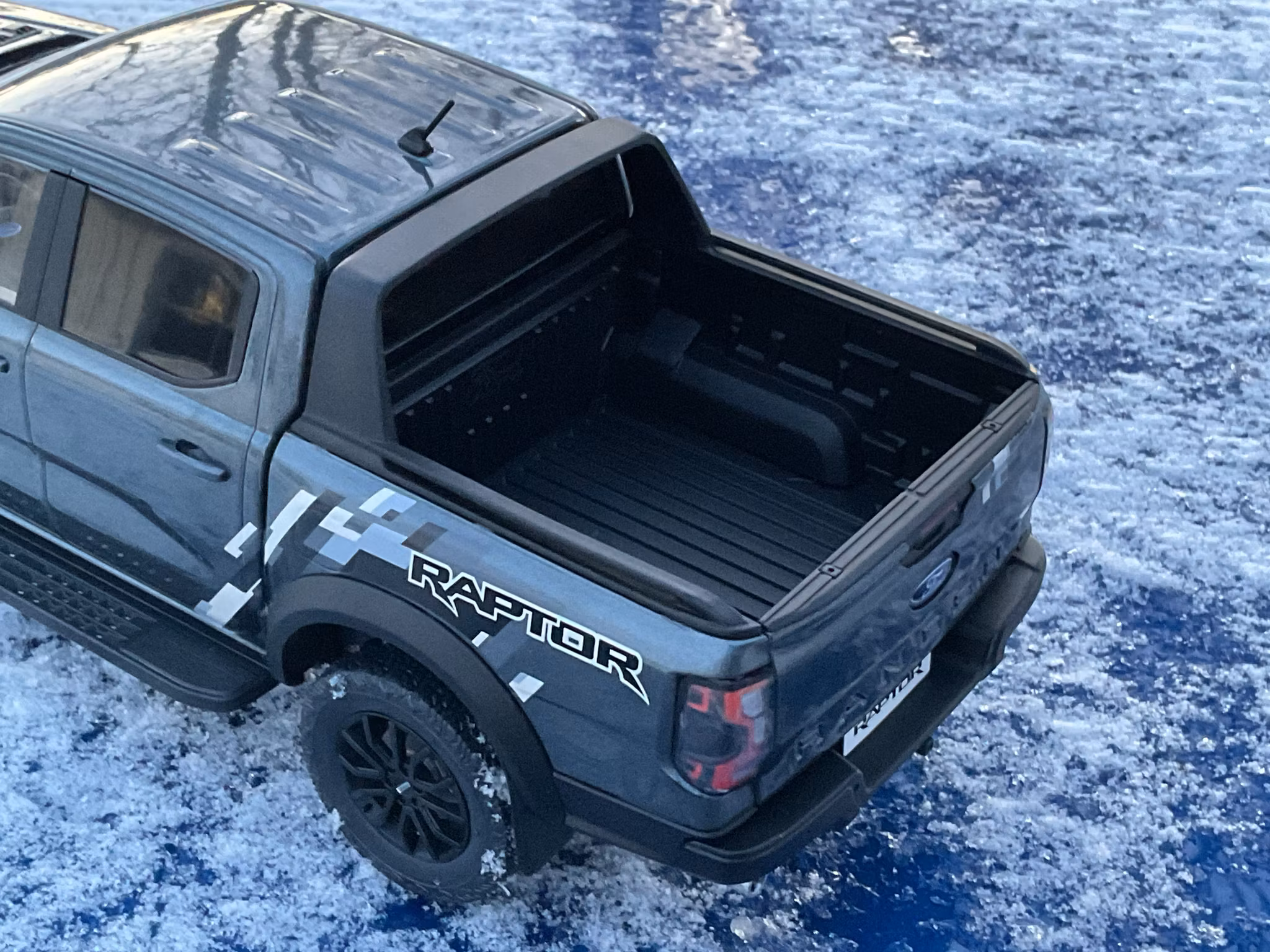 Skala 1/18 Ford Ranger Raptor, Dark grey fr MCG/Model Car Group