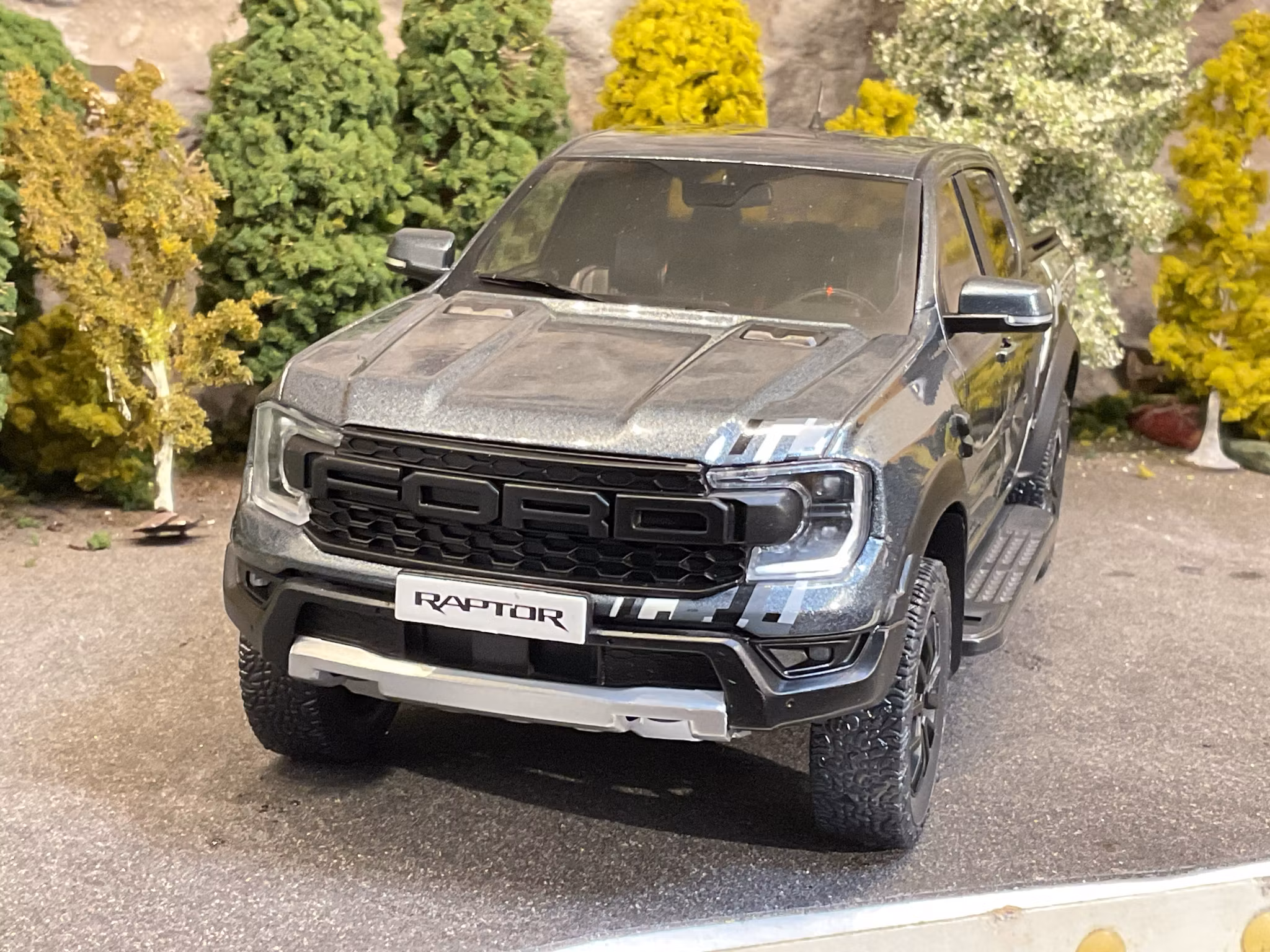 Skala 1/18 Ford Ranger Raptor, Dark grey fr MCG/Model Car Group