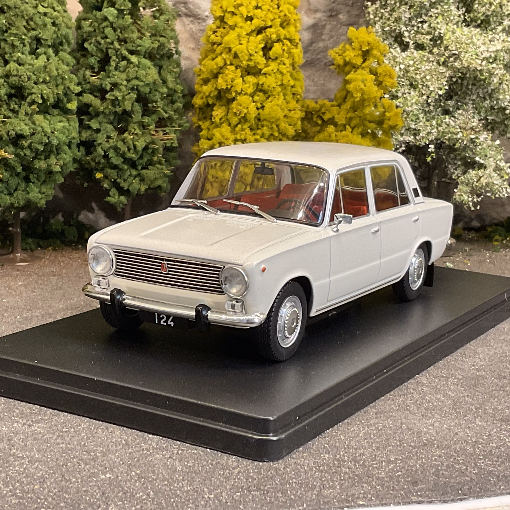 Skala 1/24 Fiat 124, White fr WhiteBox