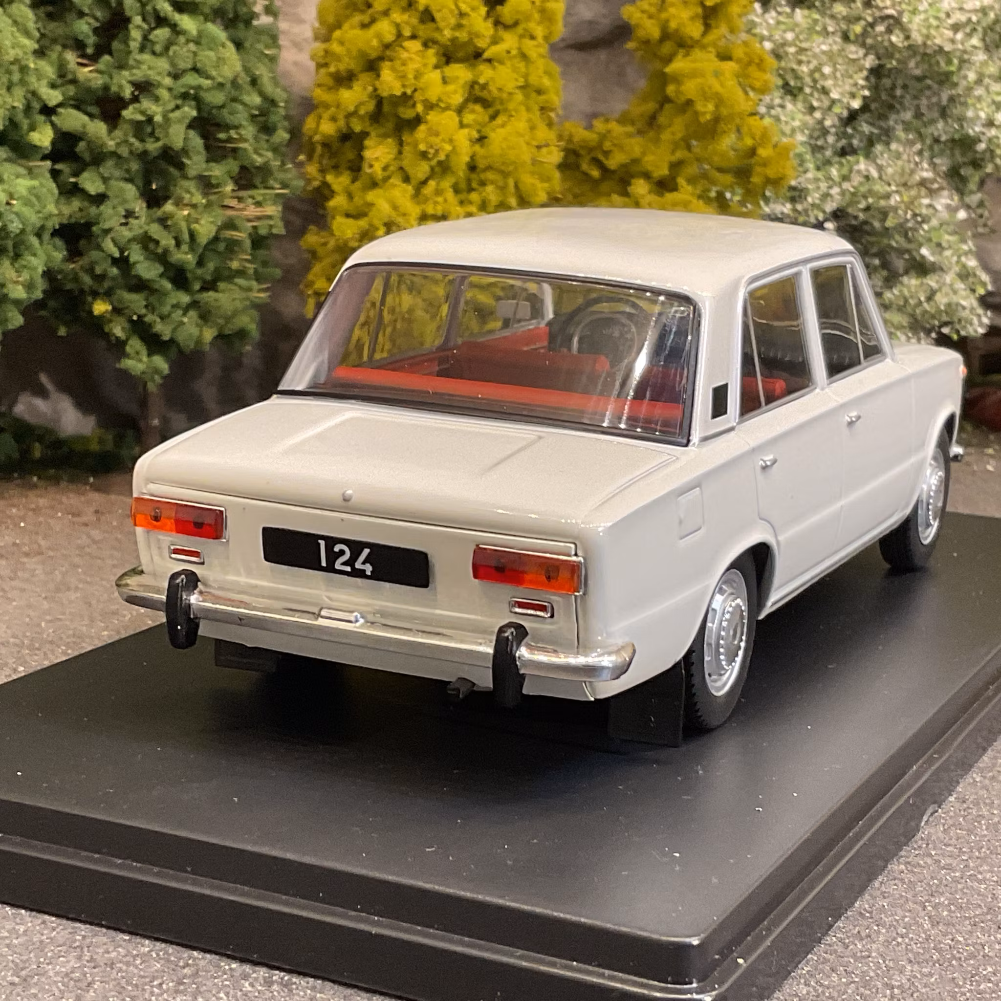 Skala 1/24 Fiat 124, White fr WhiteBox