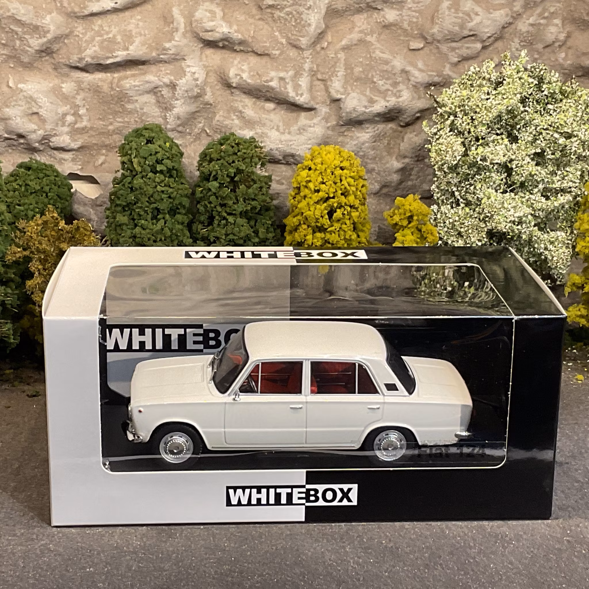 Skala 1/24 Fiat 124, White fr WhiteBox