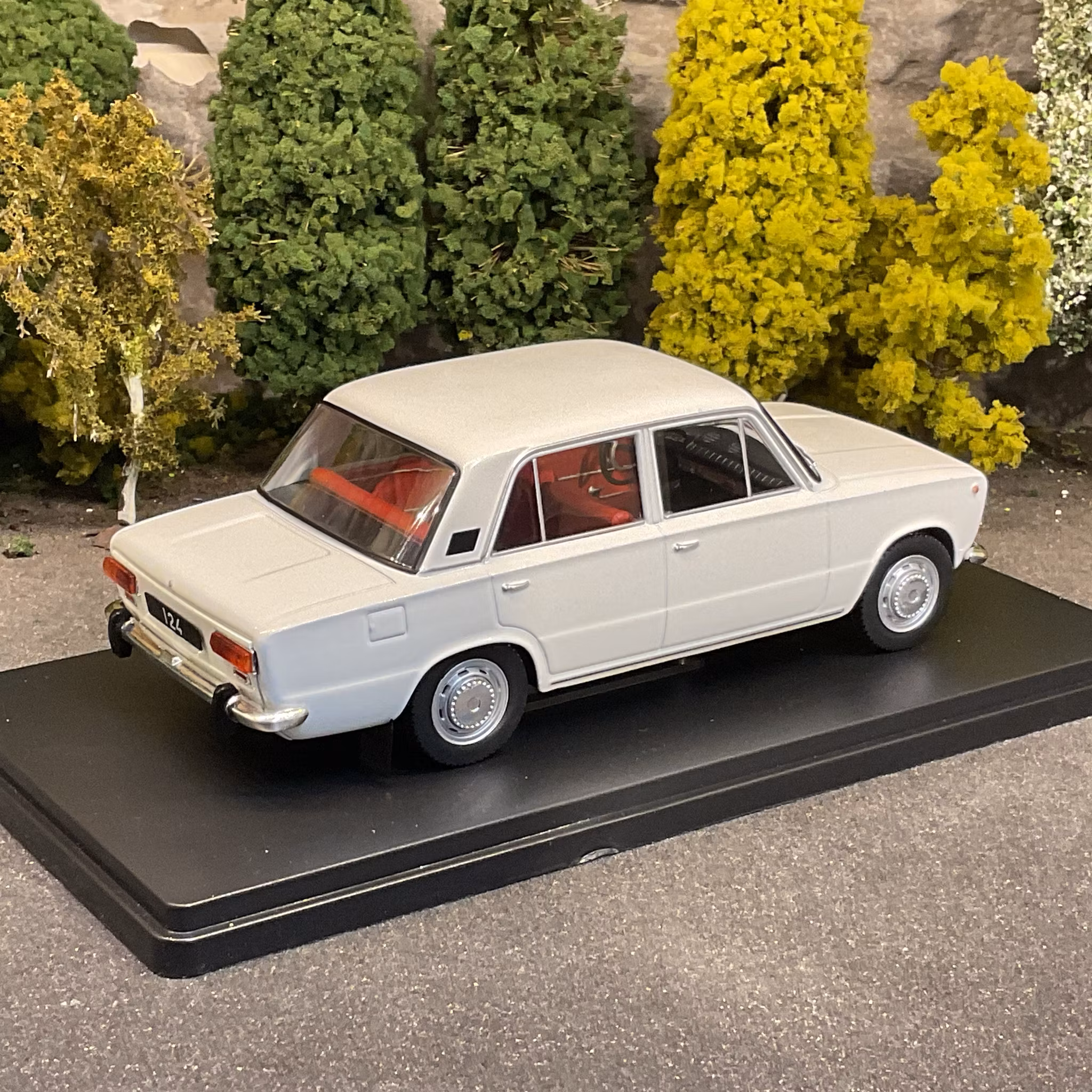Skala 1/24 Fiat 124, White fr WhiteBox