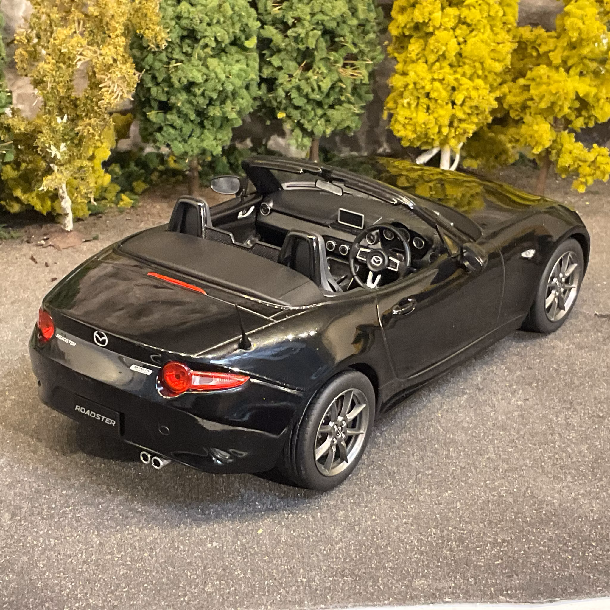 Skala 1/18 Mazda Roadster 15' Black (MX-5 Miata) RHD fr First:18 Models