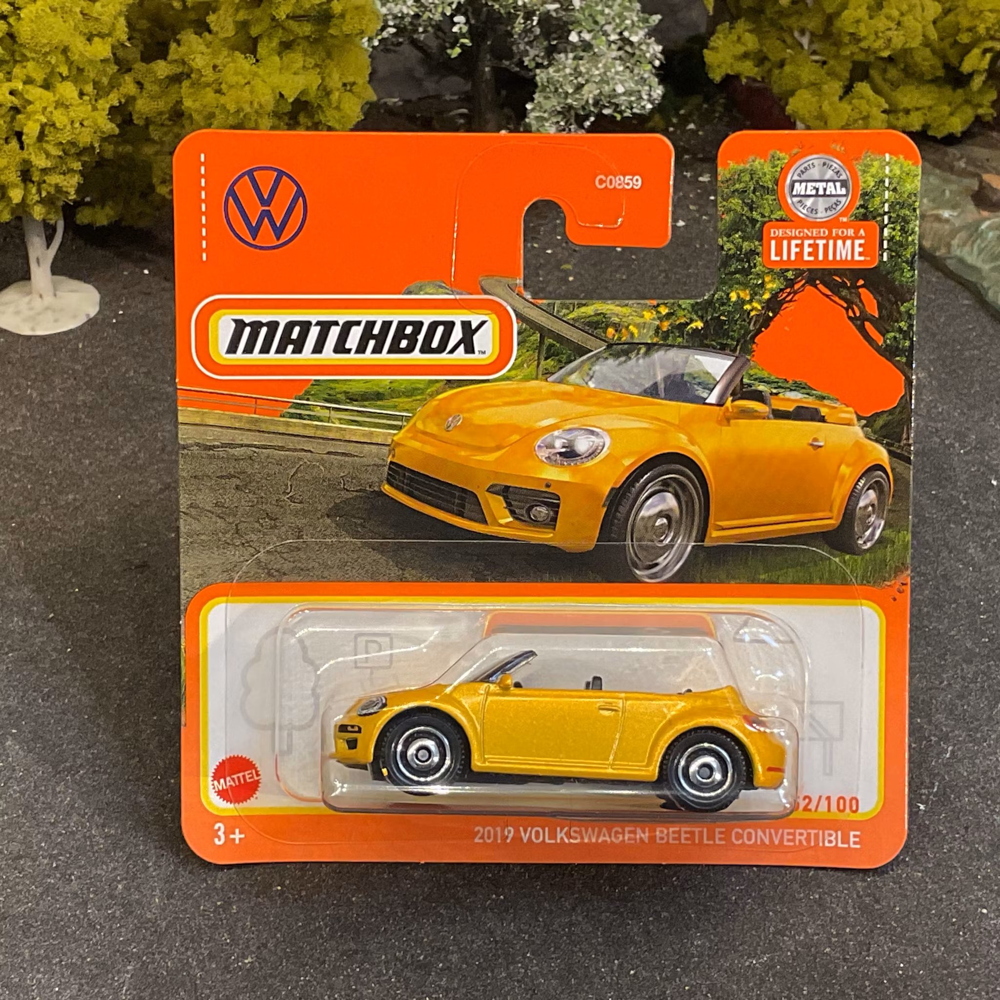 Skala 1/64 MATCHBOX "Lifetime" -  19' Volkswagen Beetle Convertible. Gold/yellow