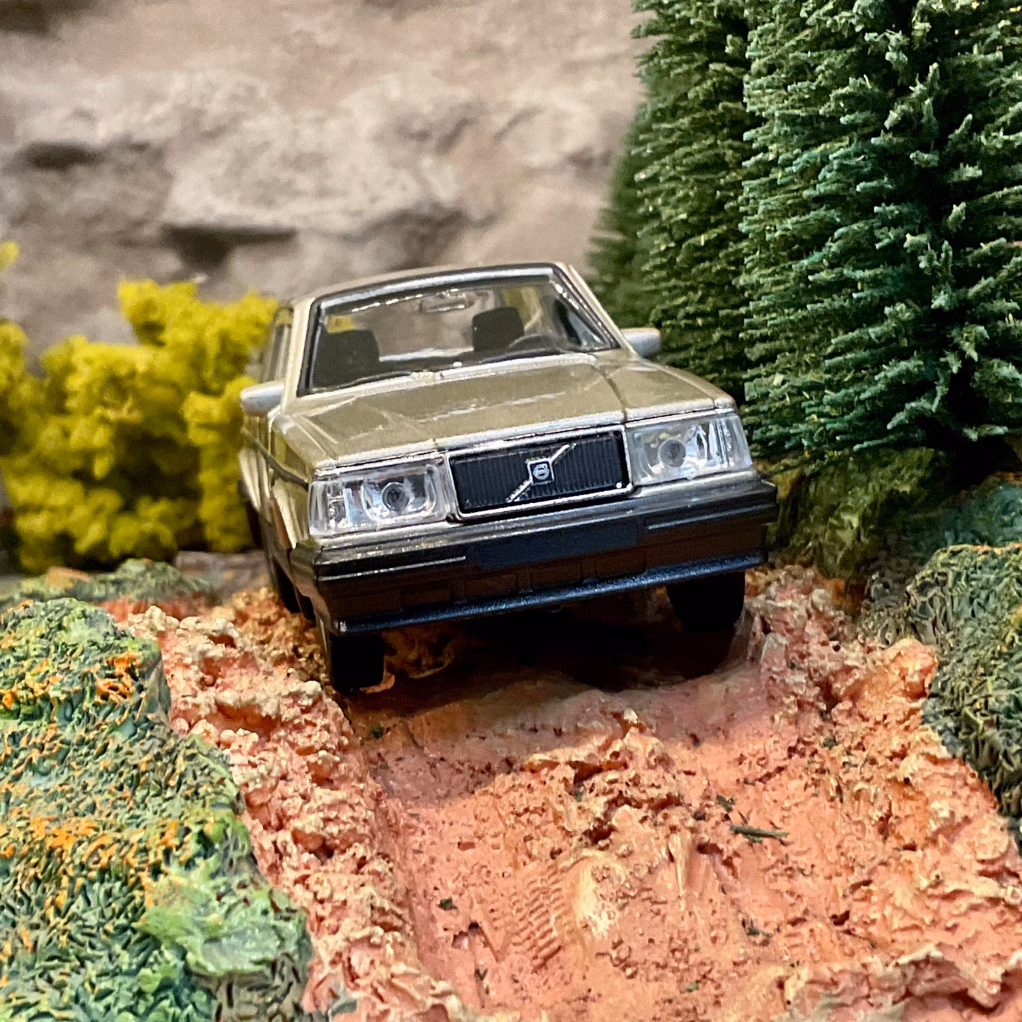 Skala 1/43 Volvo 240 GL, Gold fr Nex models / Welly
