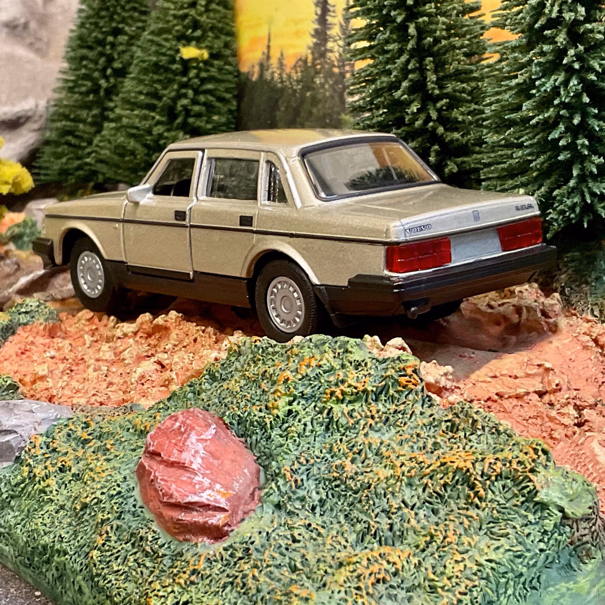 Skala 1/43 Volvo 240 GL, Gold fr Nex models / Welly