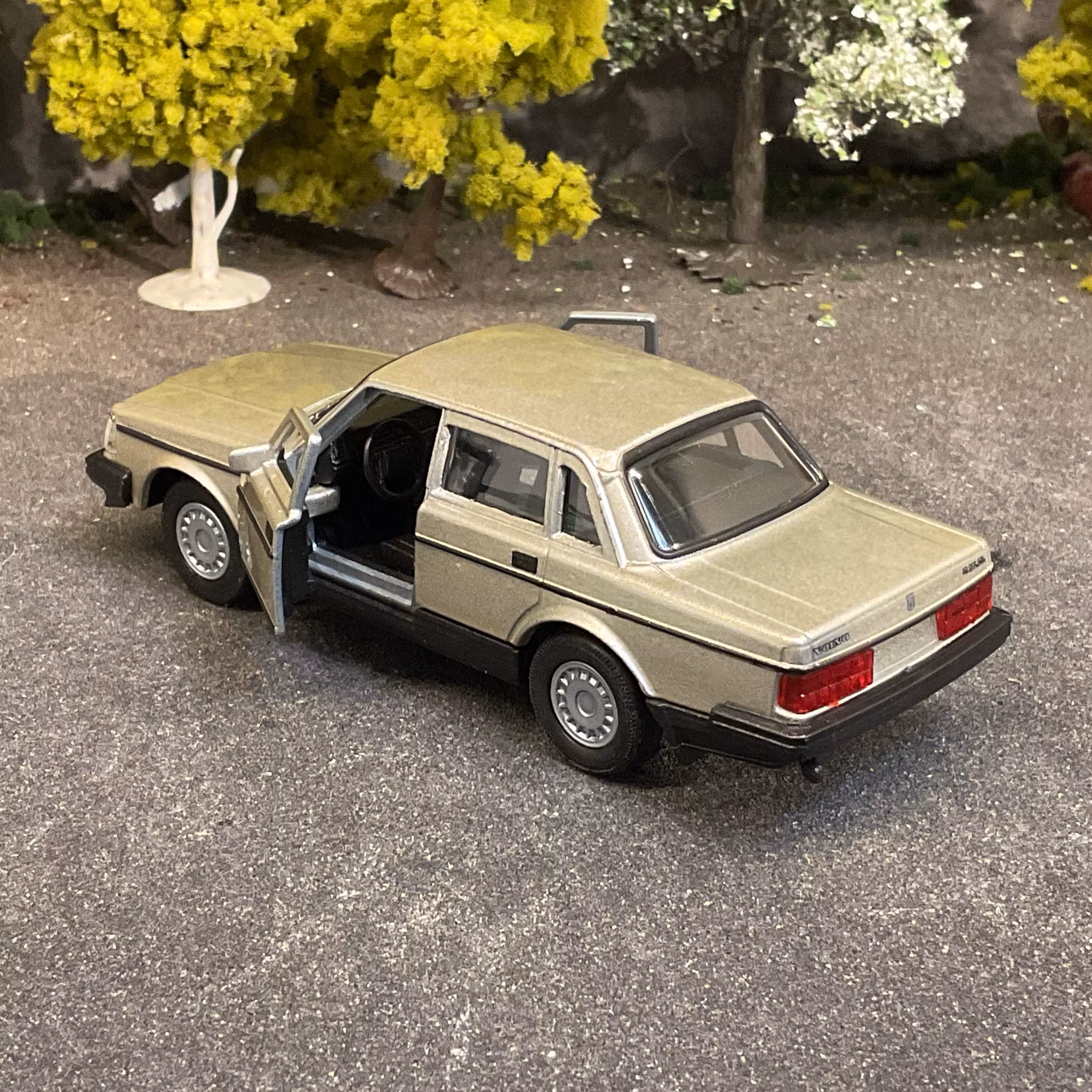 Skala 1/43 Volvo 240 GL, Gold fr Nex models / Welly