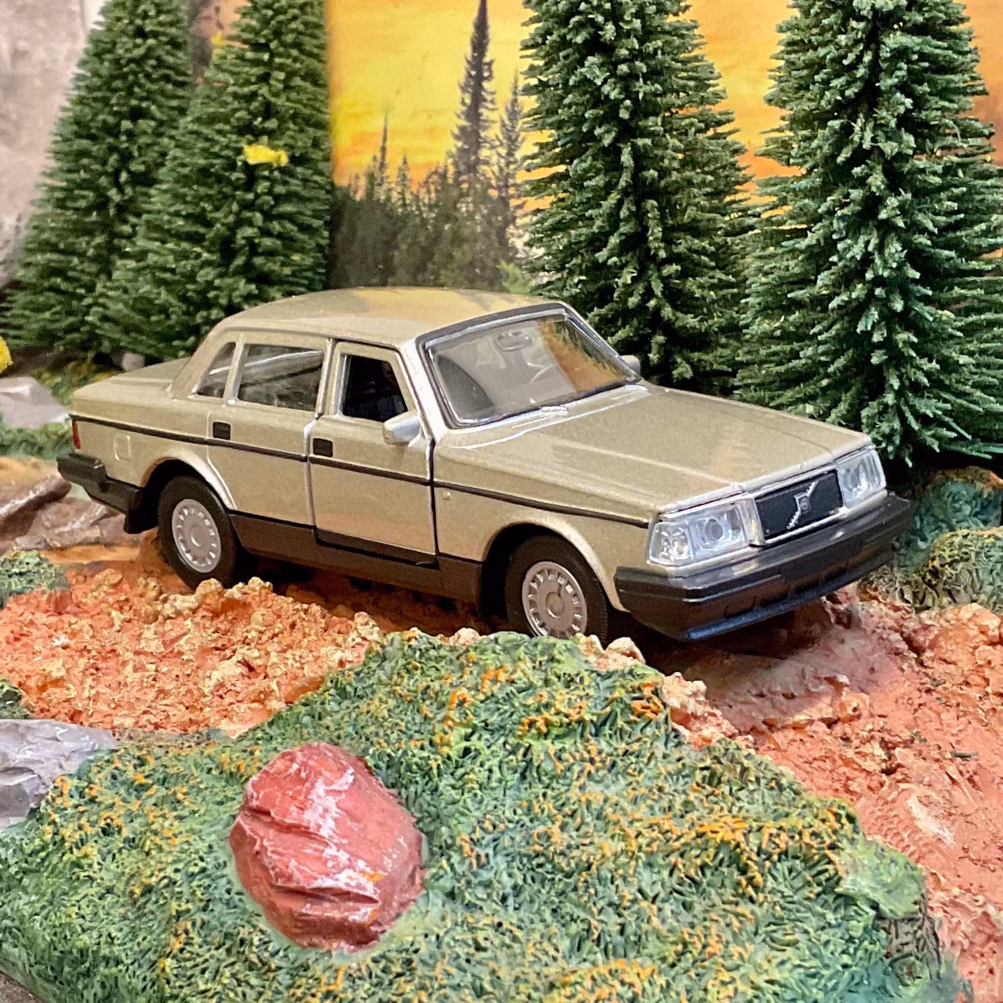 Skala 1/43 Volvo 240 GL, Gold fr Nex models / Welly