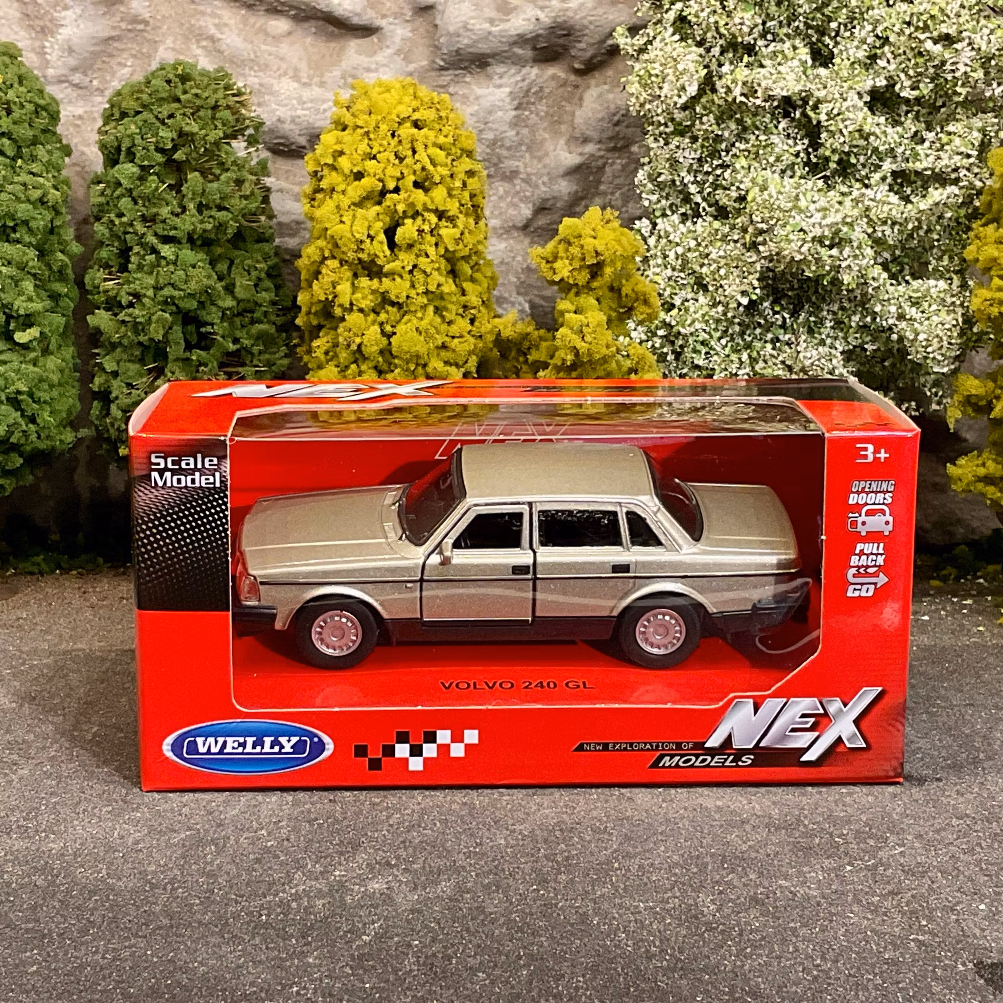Skala 1/43 Volvo 240 GL, Gold fr Nex models / Welly