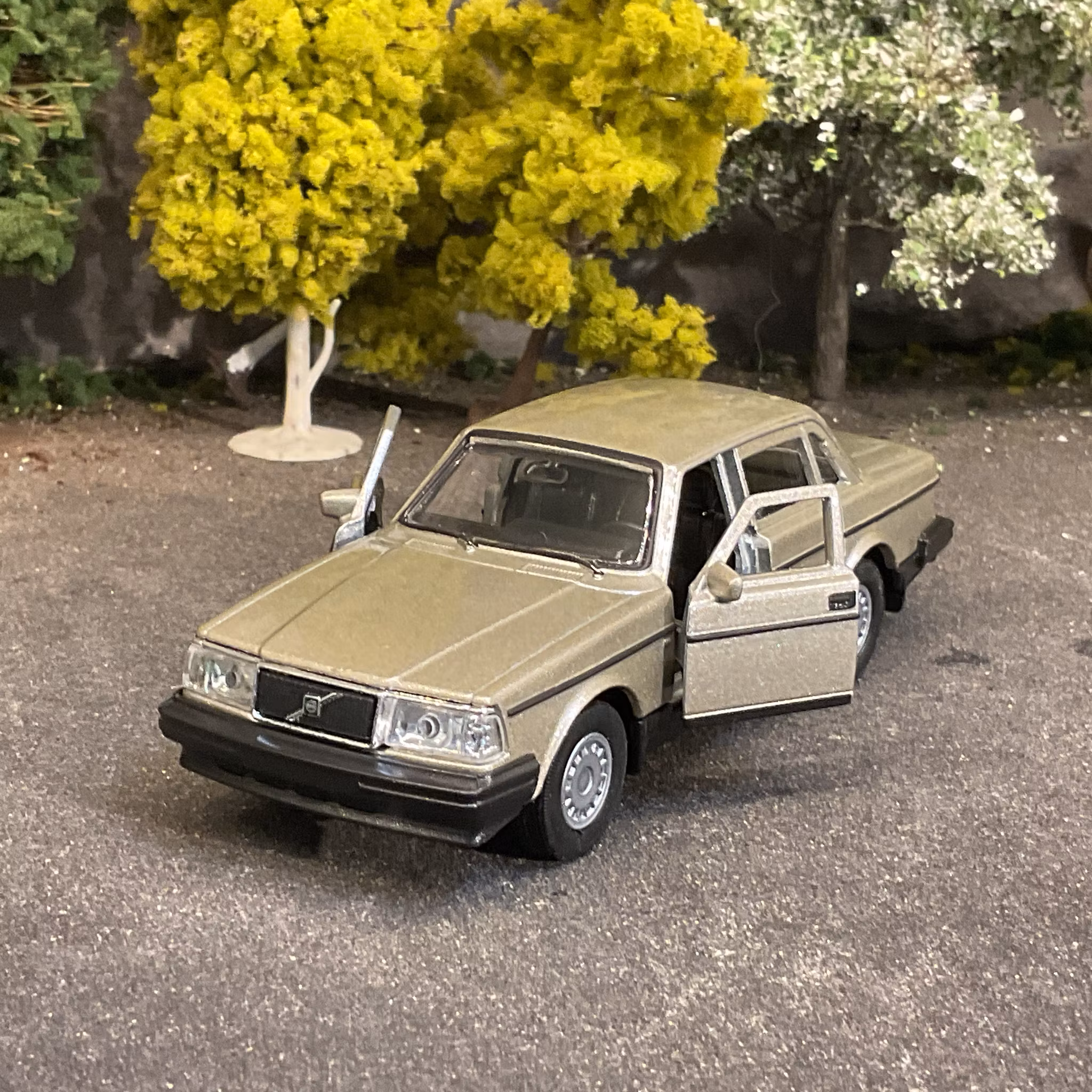 Skala 1/43 Volvo 240 GL, Gold fr Nex models / Welly