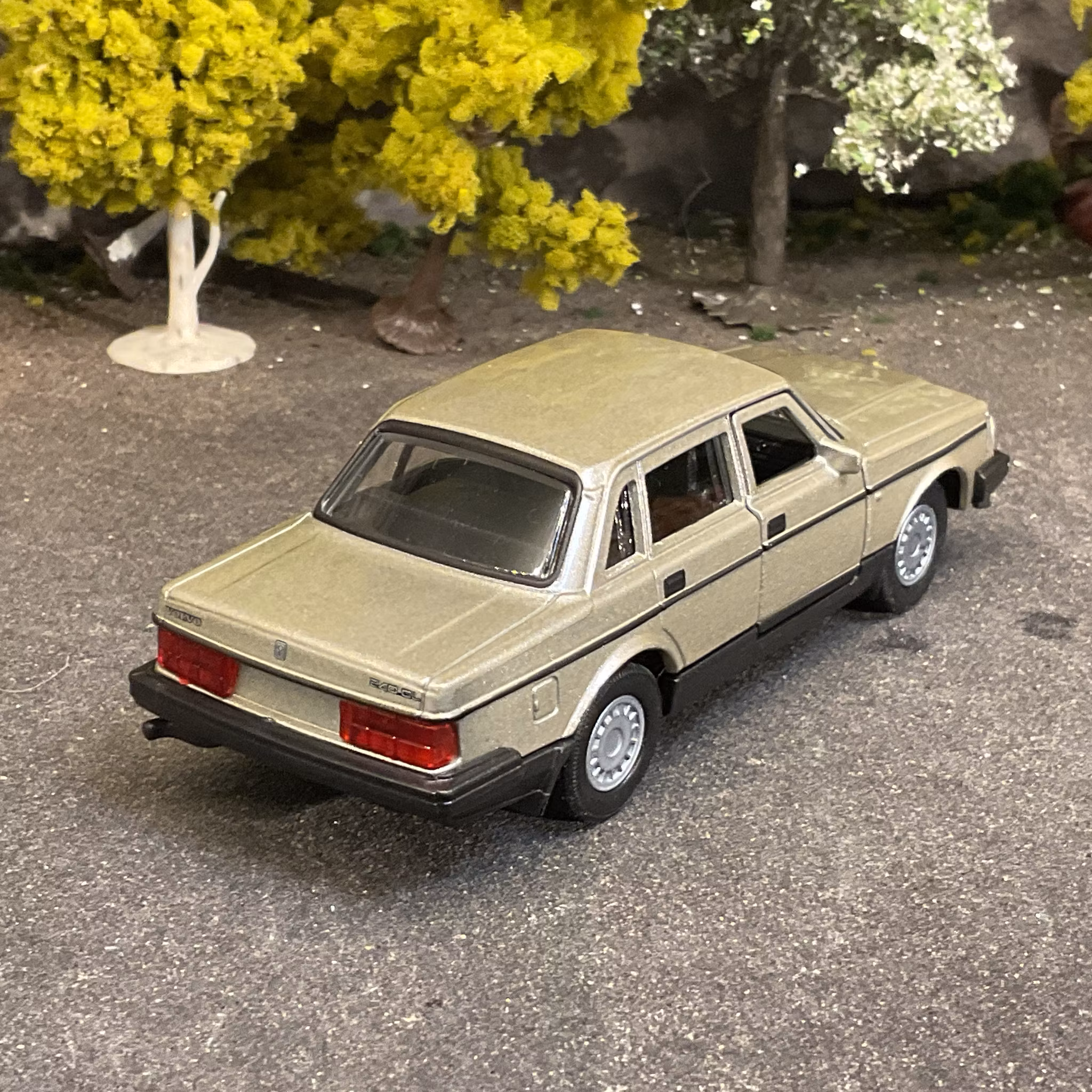 Skala 1/43 Volvo 240 GL, Gold fr Nex models / Welly