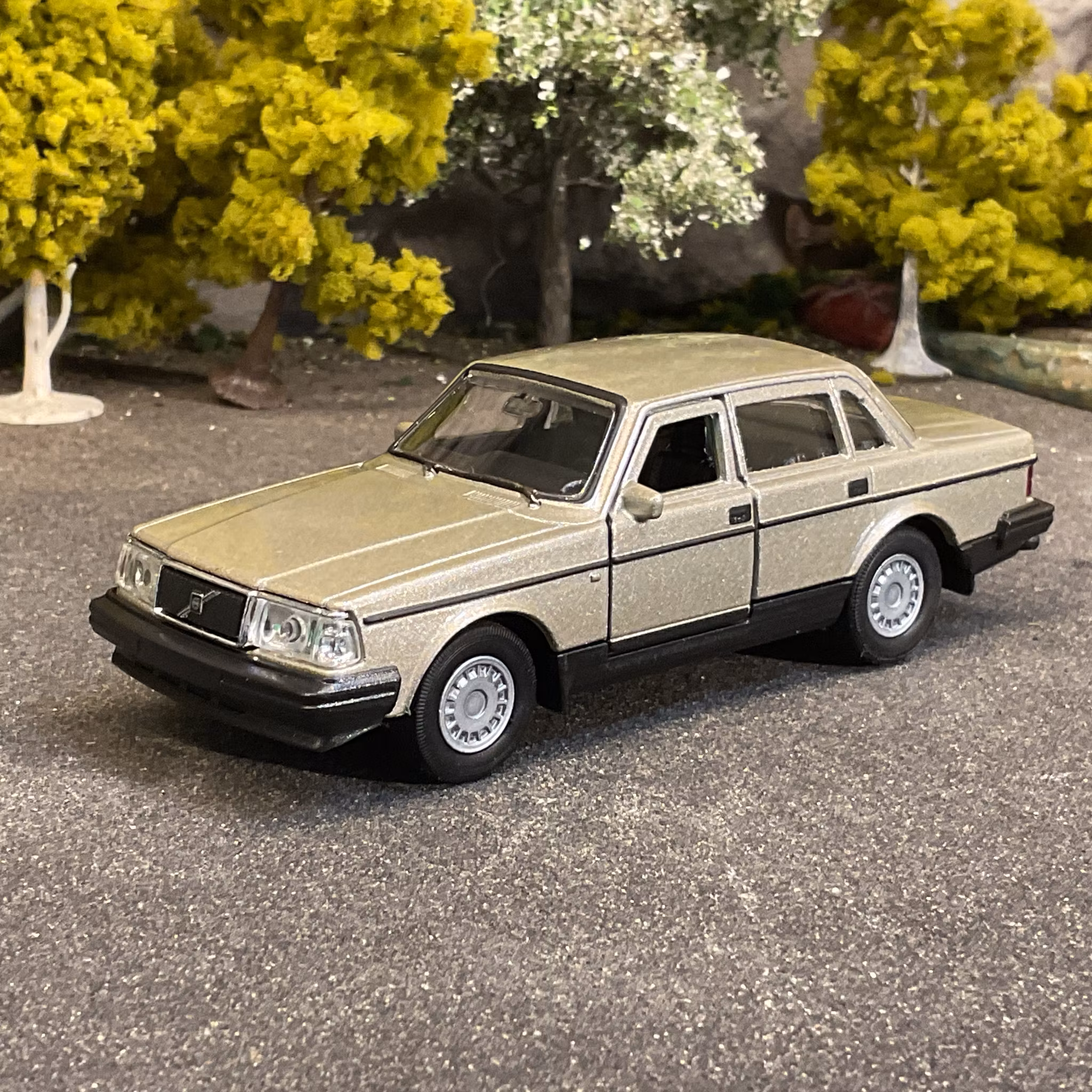 Skala 1/43 Volvo 240 GL, Gold fr Nex models / Welly