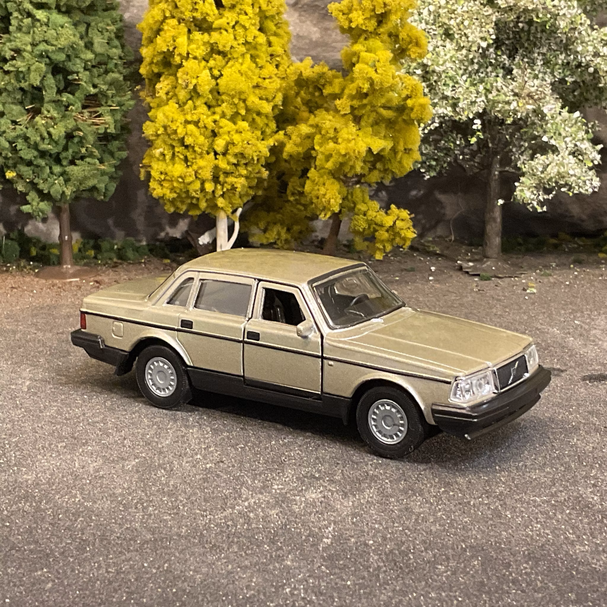 Skala 1/43 Volvo 240 GL, Gold fr Nex models / Welly
